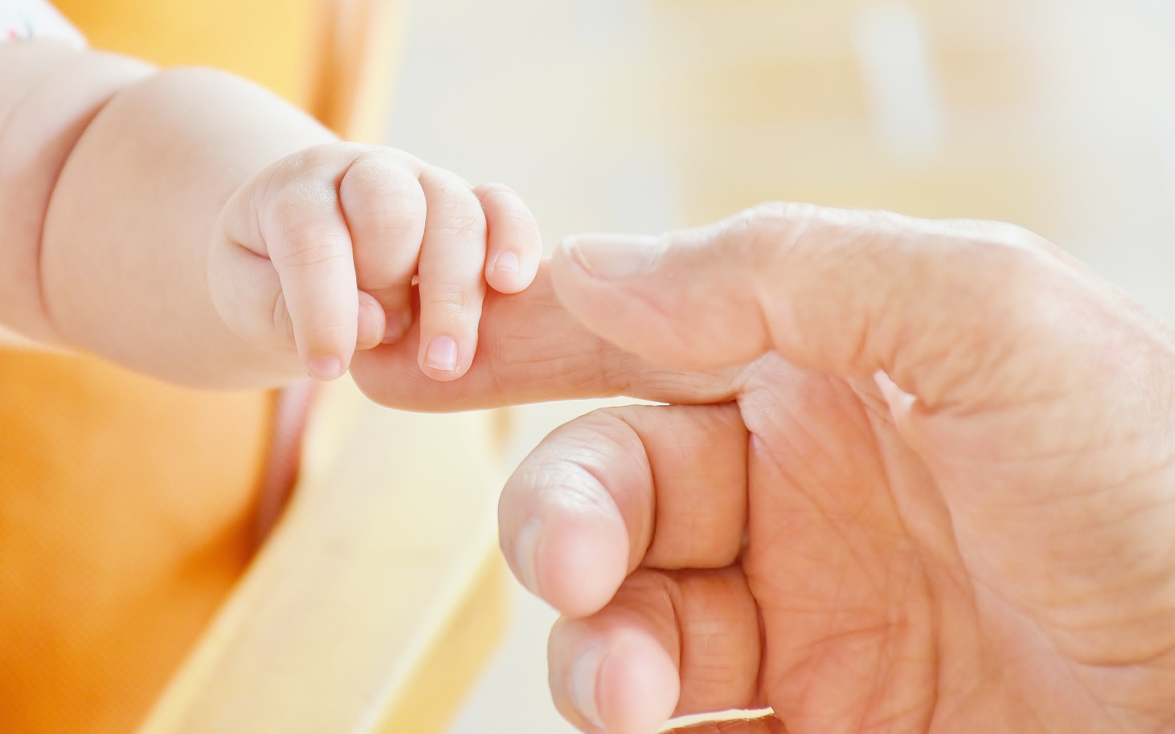 Маленькая рука ребенка держит руку взрослого