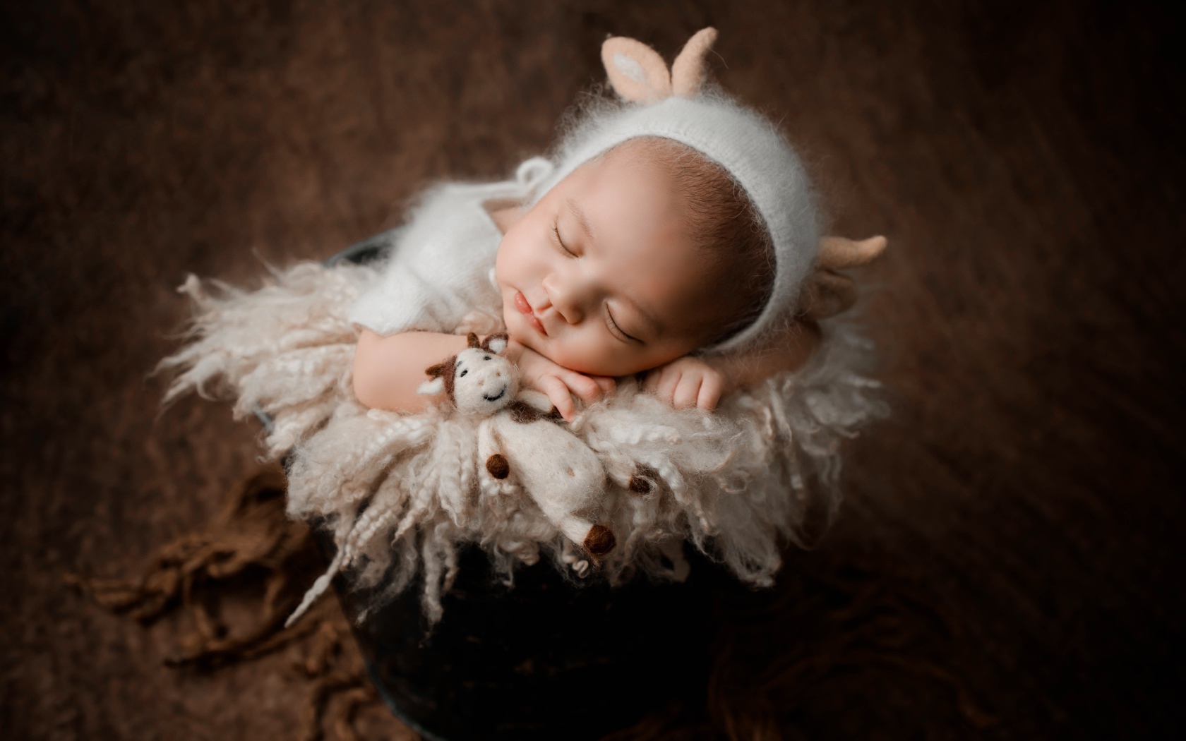 Маленький грудной ребенок спит в ведре