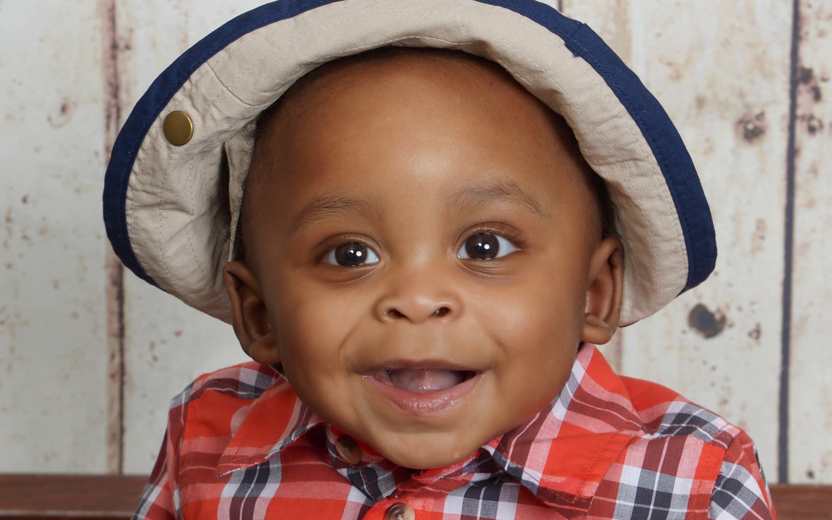 Улыбающийся темнокожий мальчик в панаме