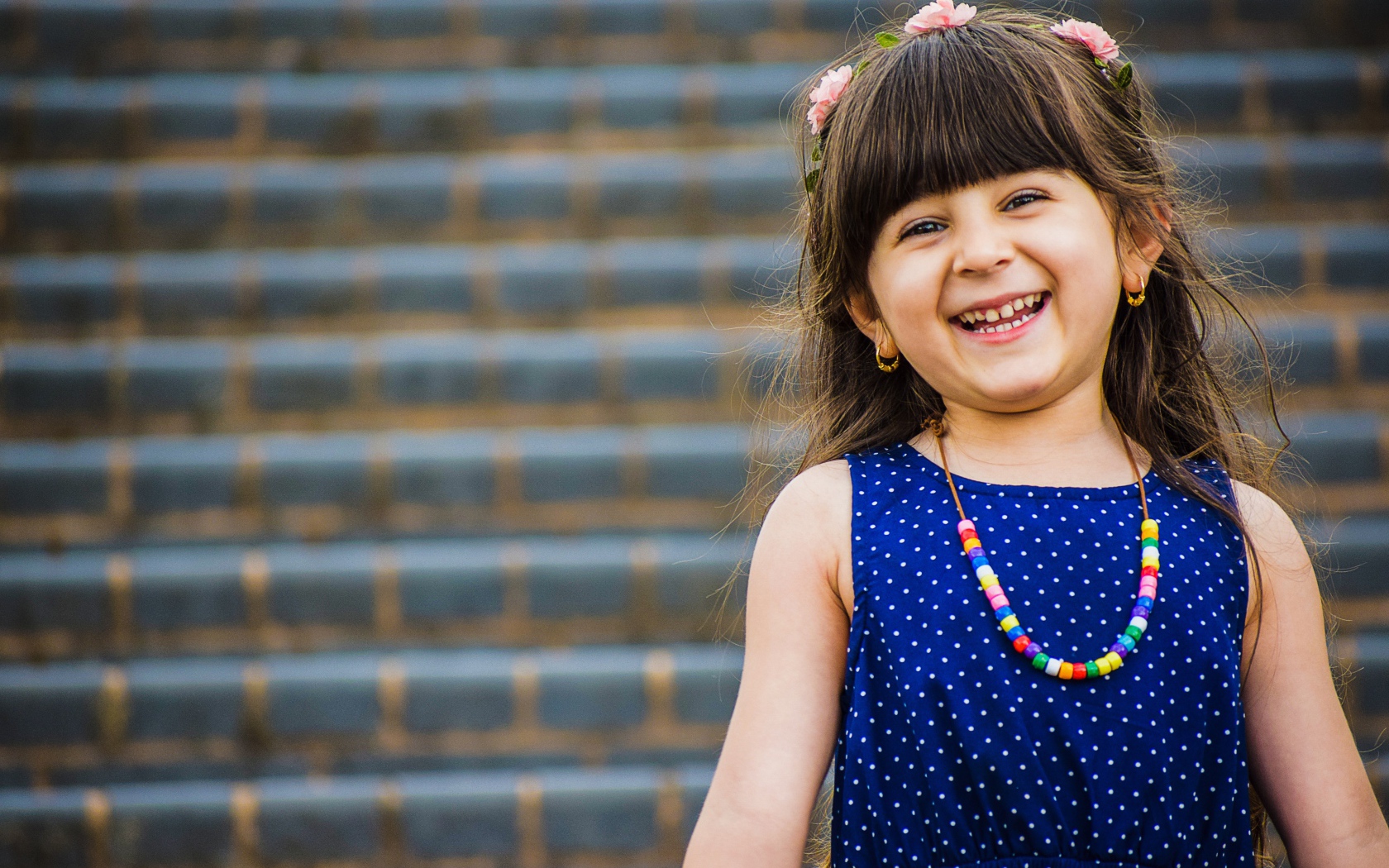 Улыбающаяся маленькая девочка в платье