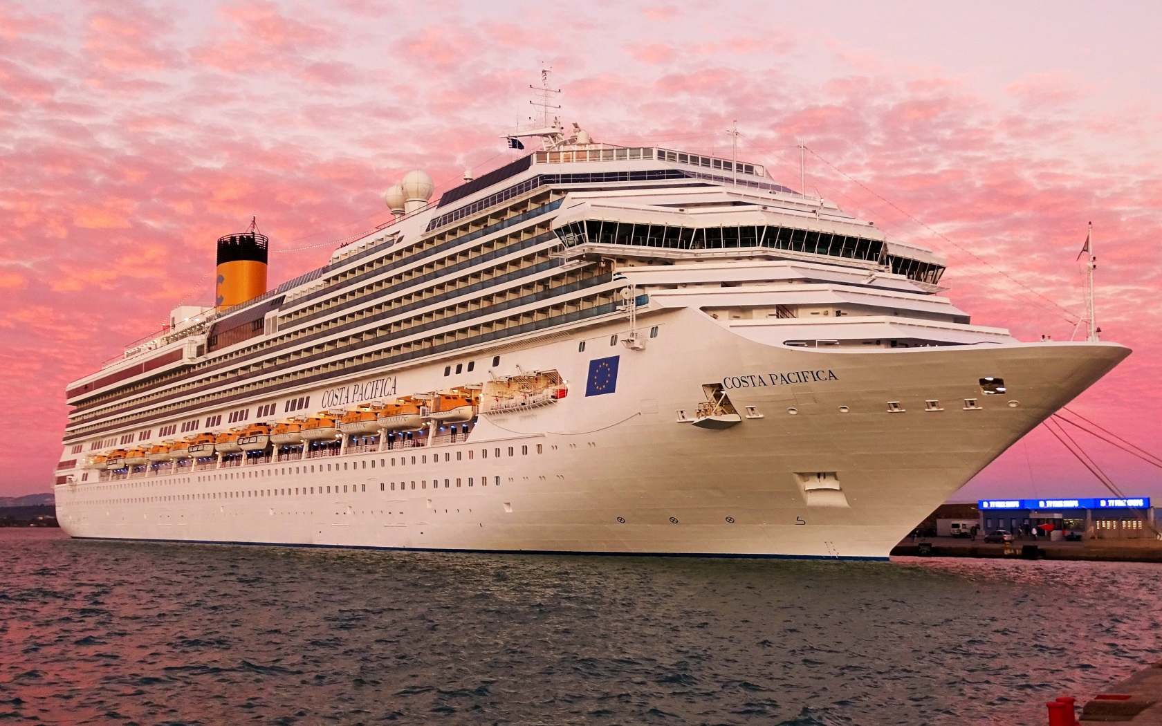 Круизный лайнер Costa Pacifica на фоне розового неба