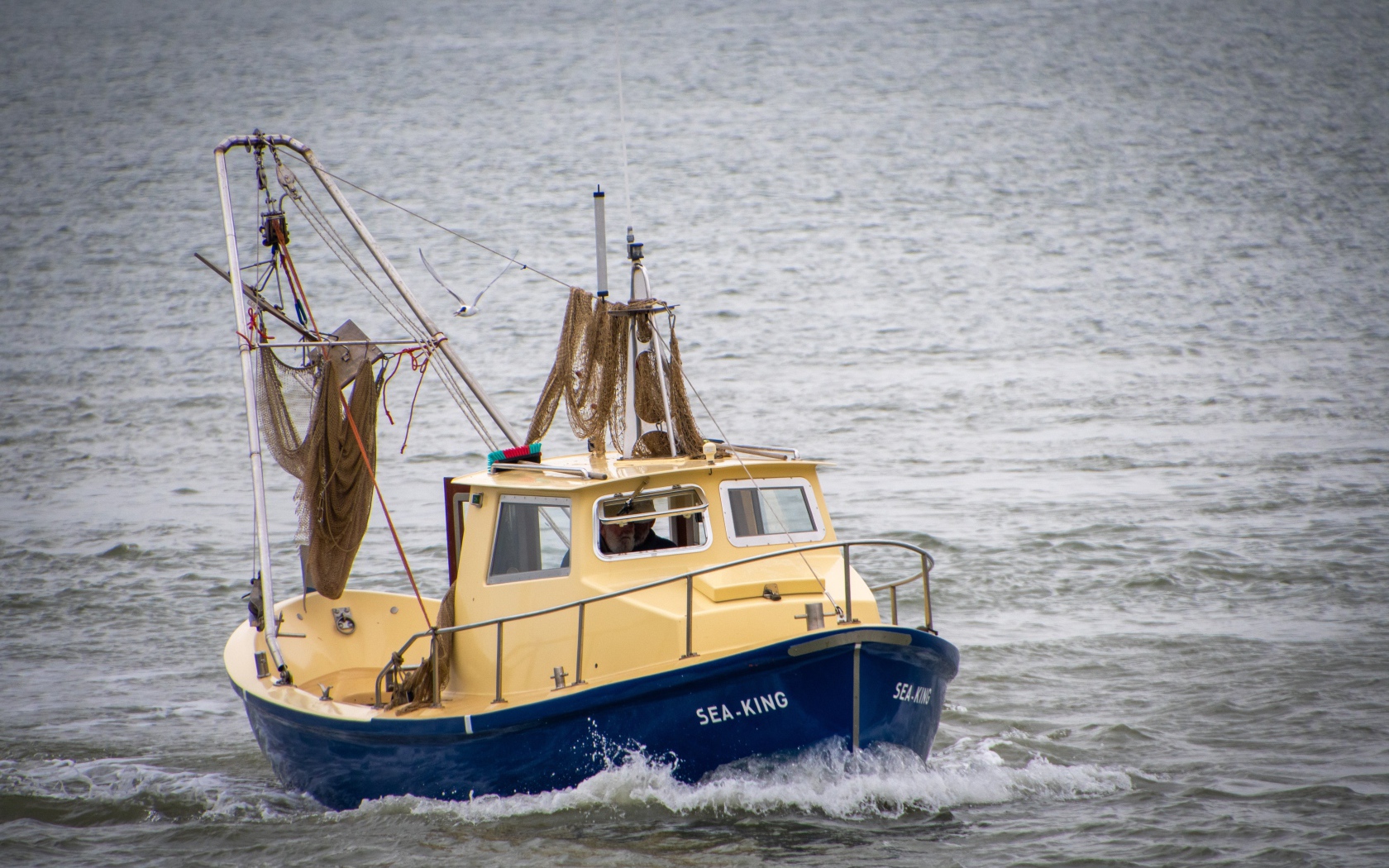 Рыболовная шхуна в плаванье 