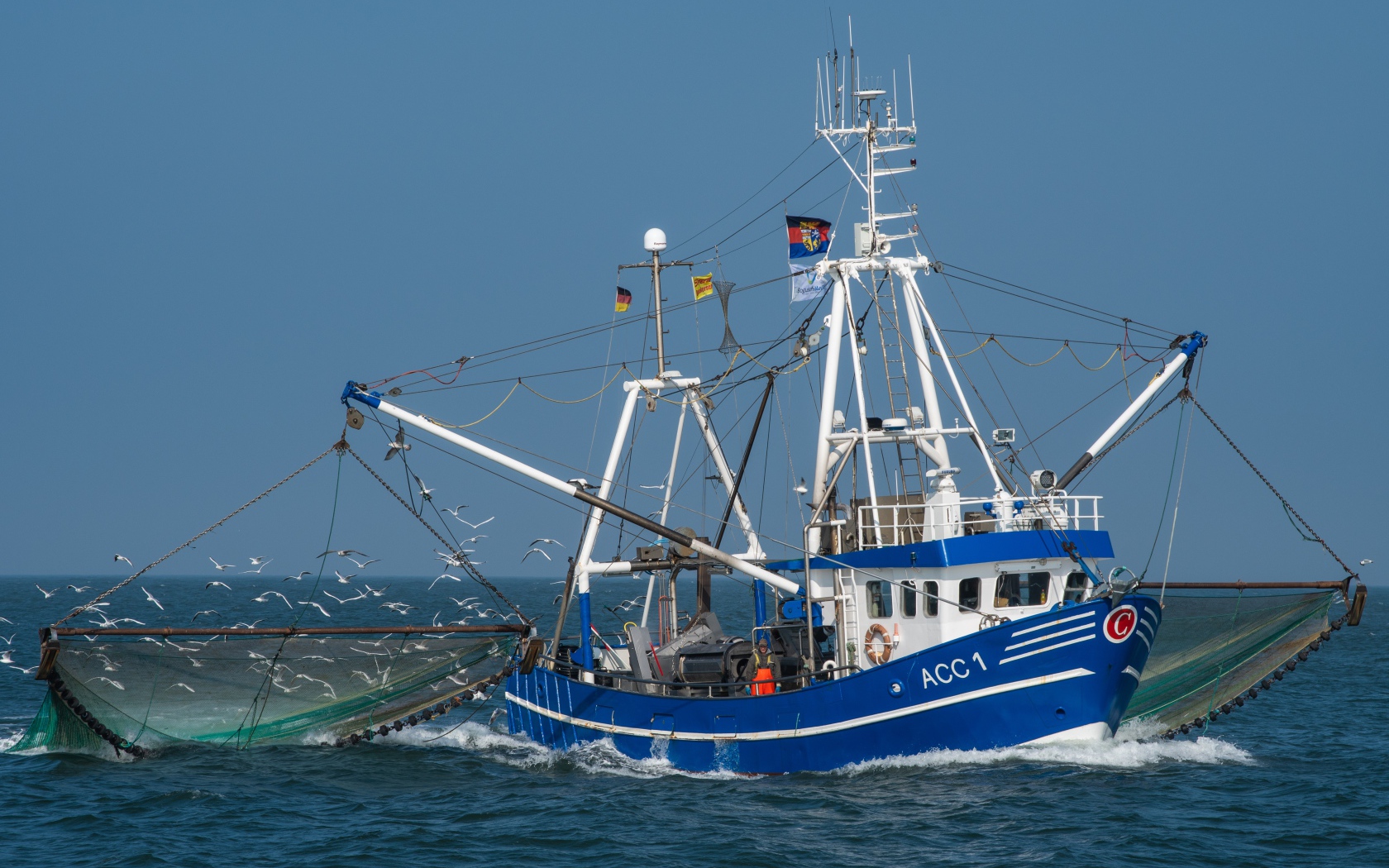 Рыболовецкая шхуна с сетями в море 