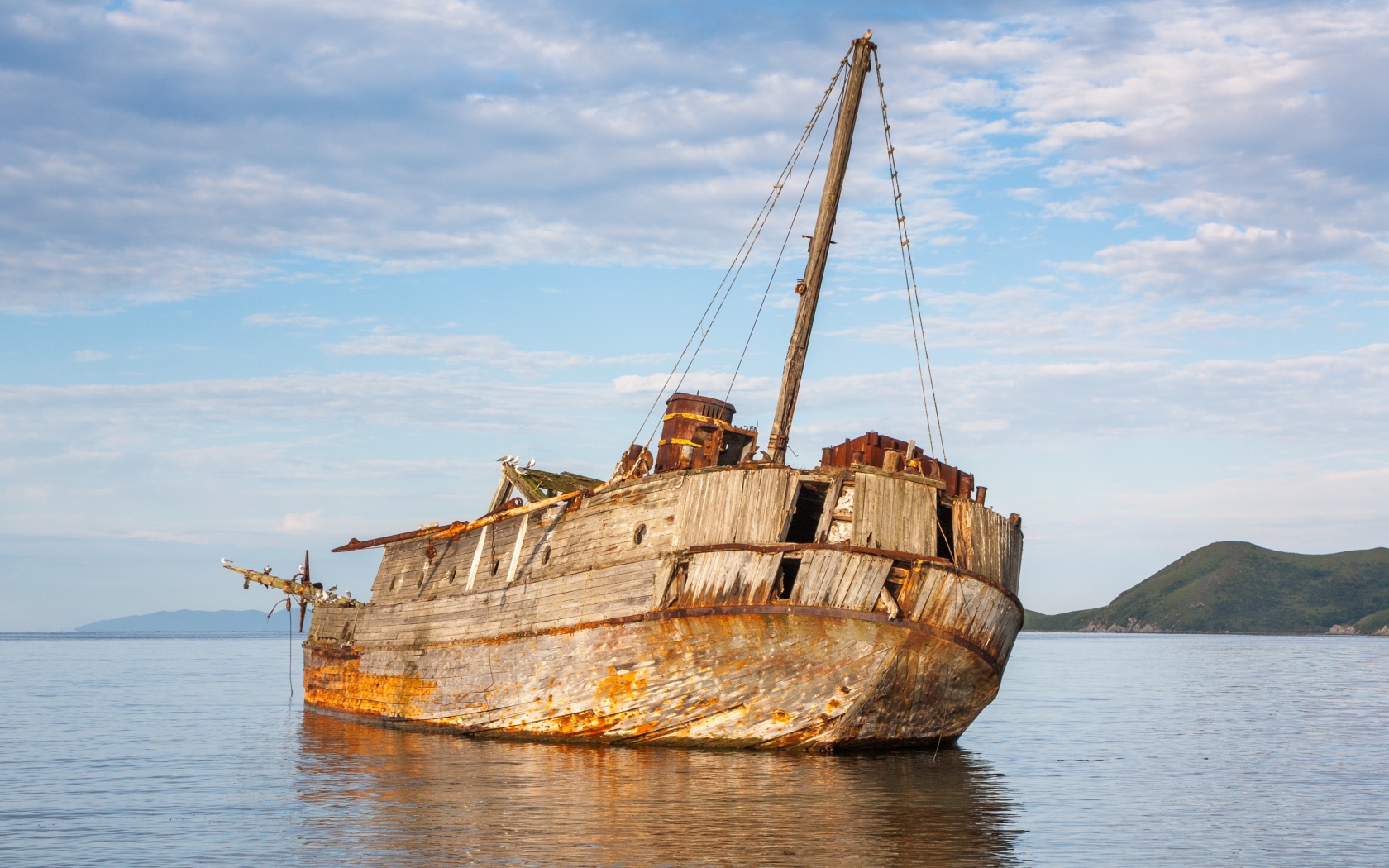 Старый разрушенный корабль на берегу 
