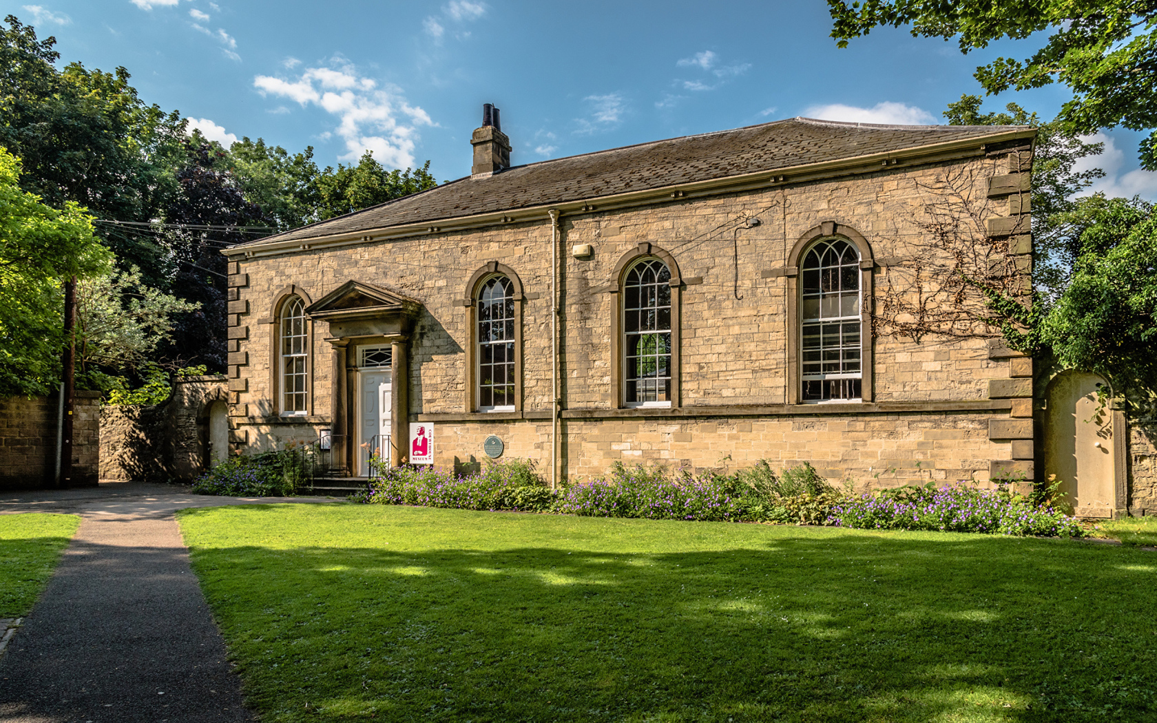 Красивый кирпичный дом с большими окнами, Англия