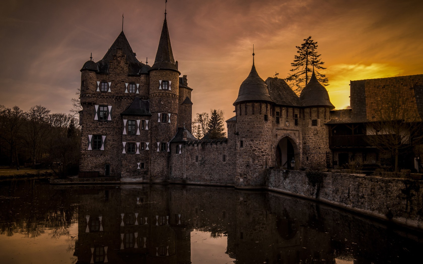 Старинный замок у озера в сумерках, Германия