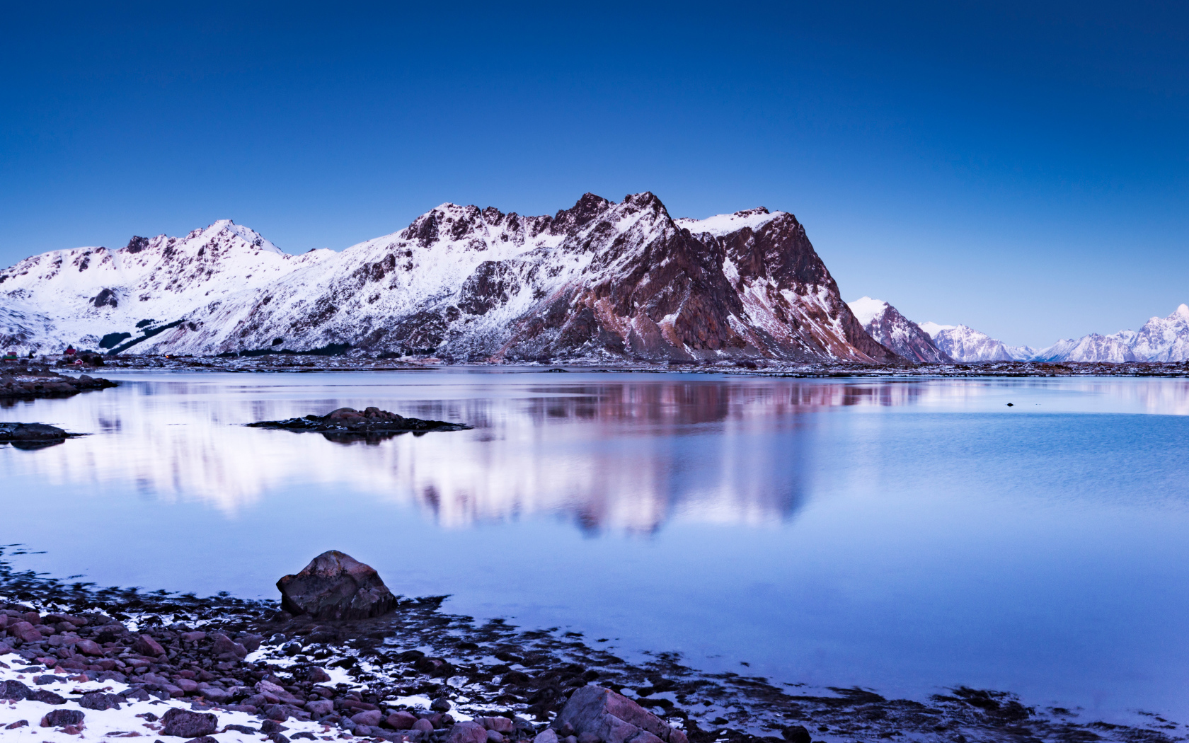 Большие покрытые снегом горы у воды, Норвегия