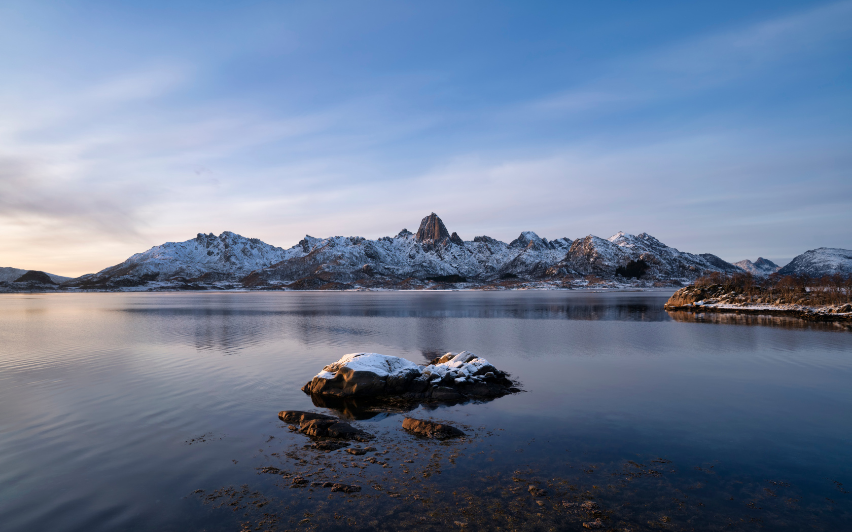 Заснеженные Лофотенские острова под голубым небом, Норвегия 