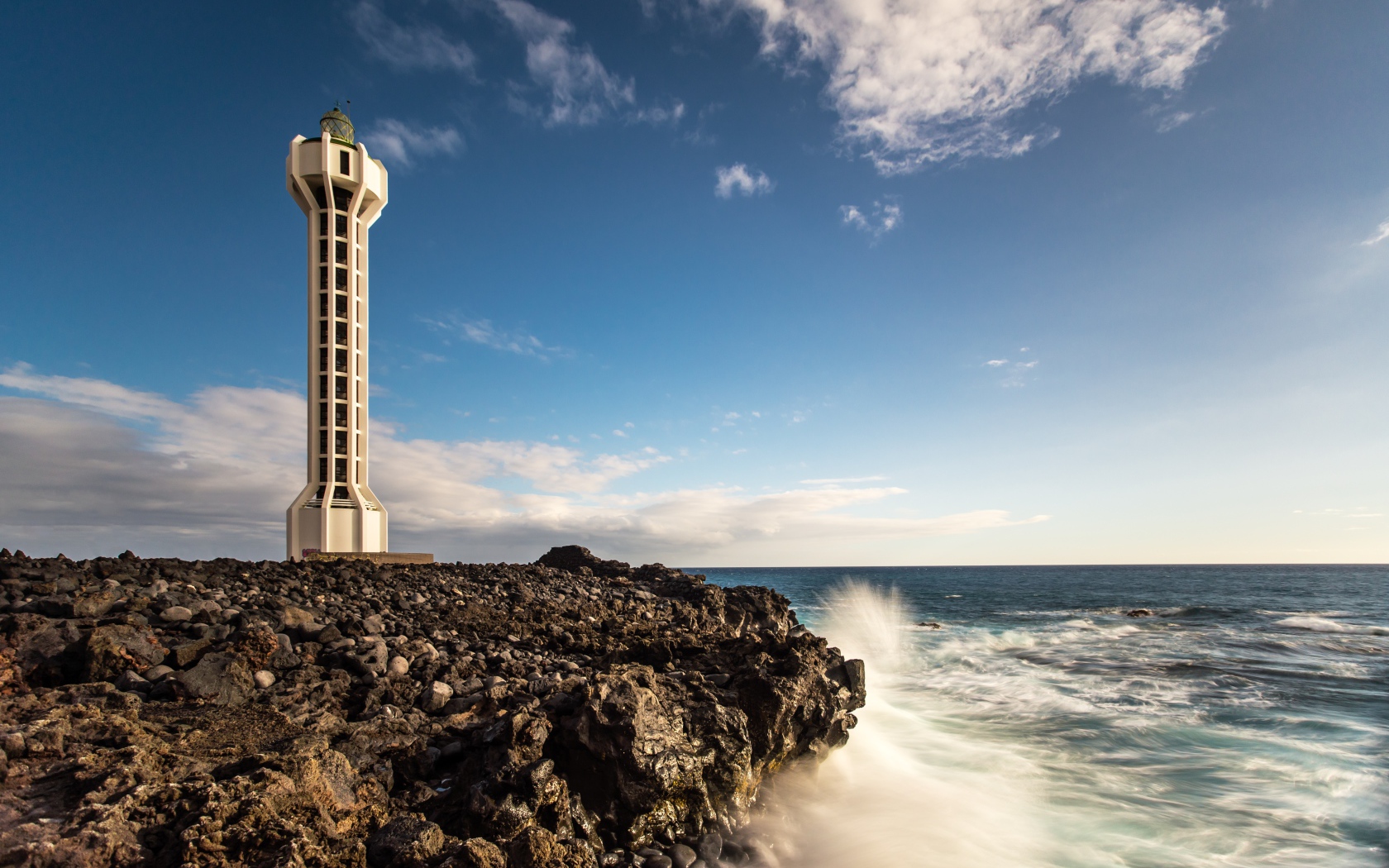 Башня на берегу моря под голубым небом, Испания