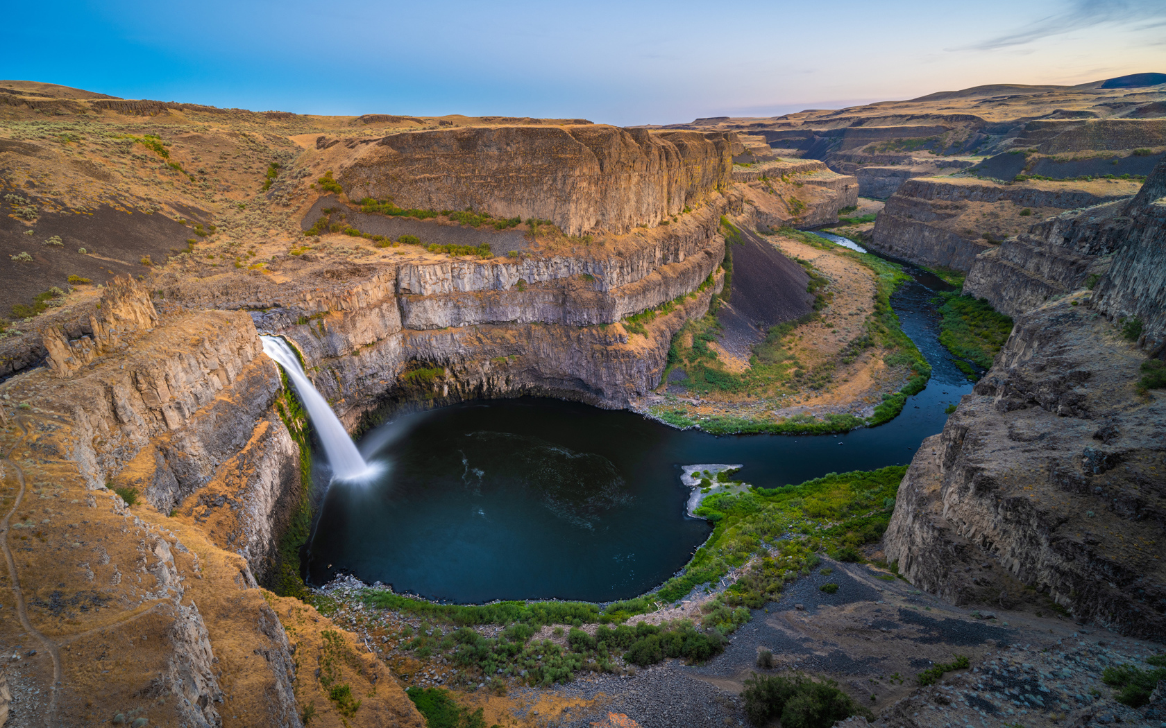 Водопад стекает со стены каньона, США