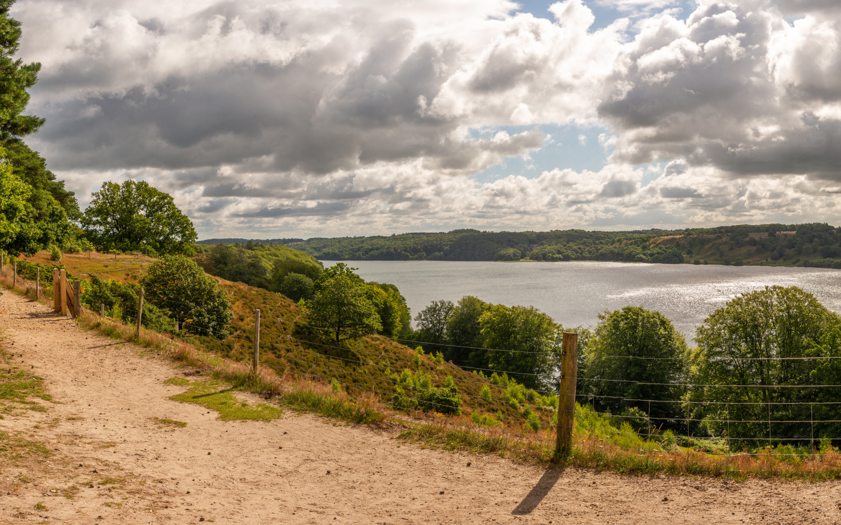 Низкие густые облака над рекой, Дания
