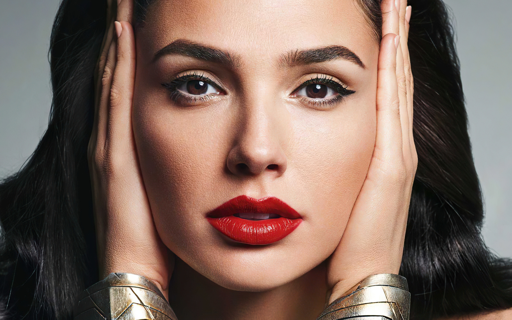 Актриса Галь Гадот крупным планом на сером фоне