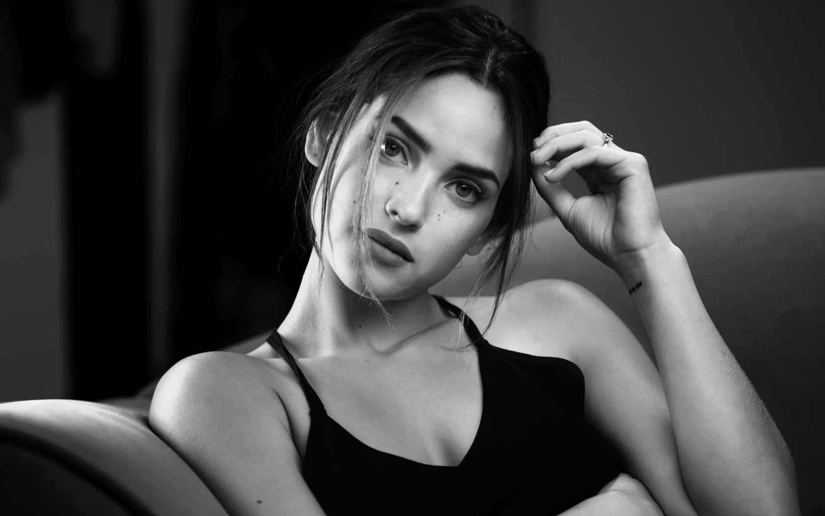 Американская актриса Адриа Архона черно -белое фото