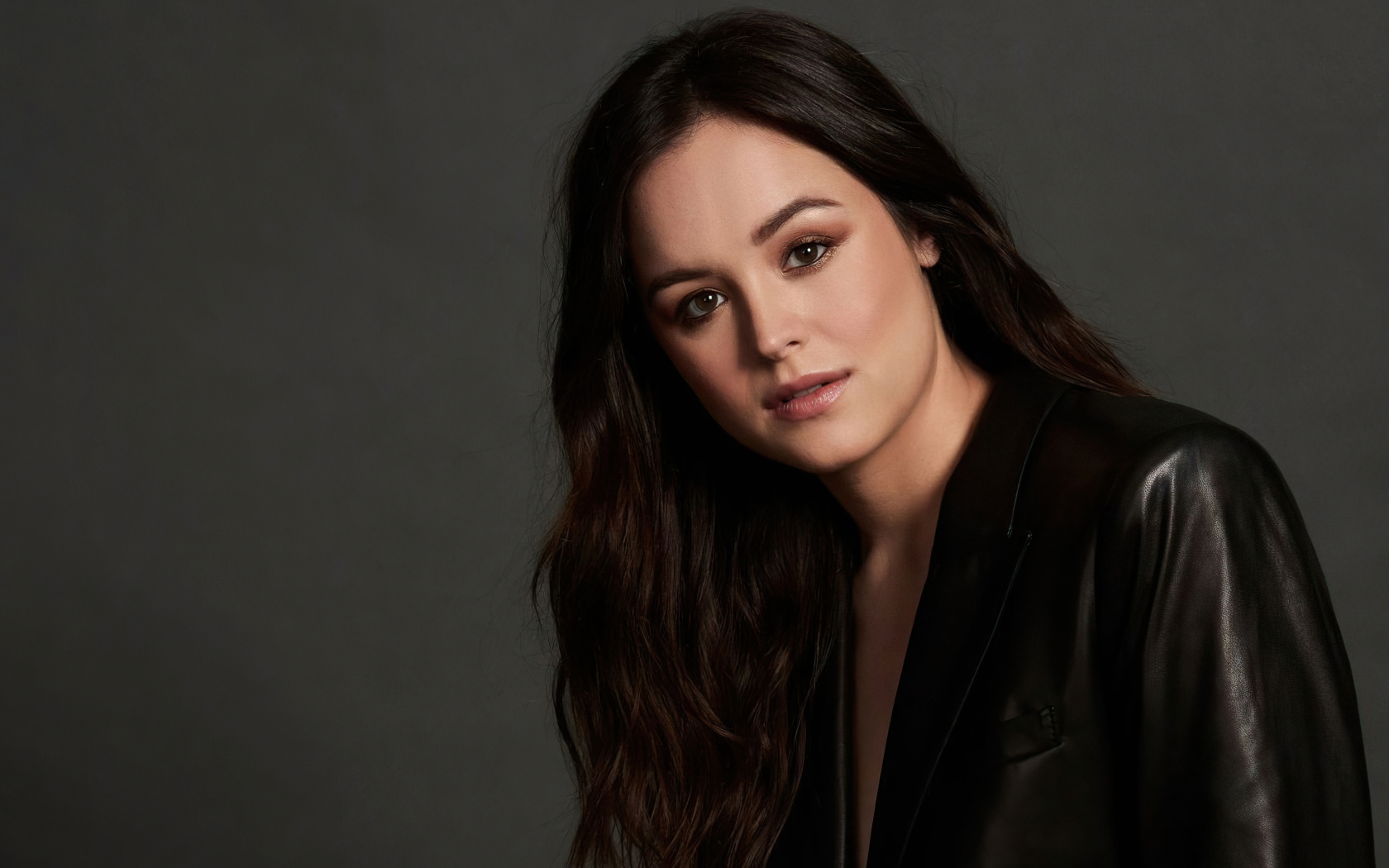 Американская актриса Хейли Оррантия в черной куртке