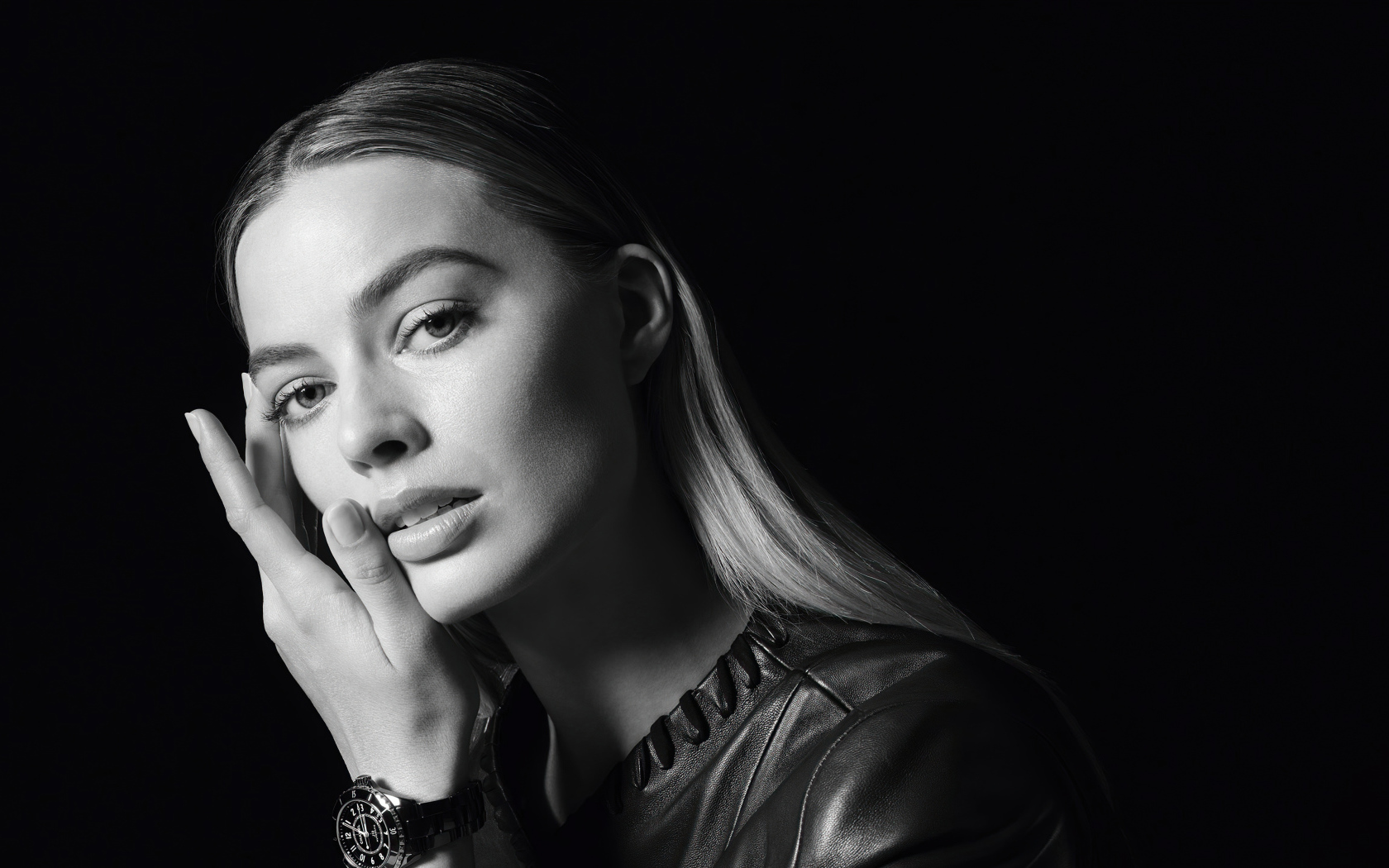 Австралийская актриса Марго Робби на черном фоне