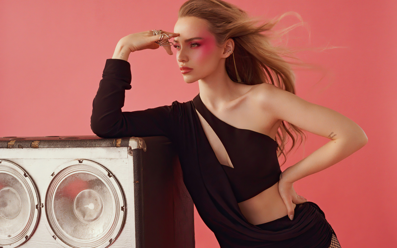 Красивая блондинка актриса Дав Кэмерон на розовом фоне