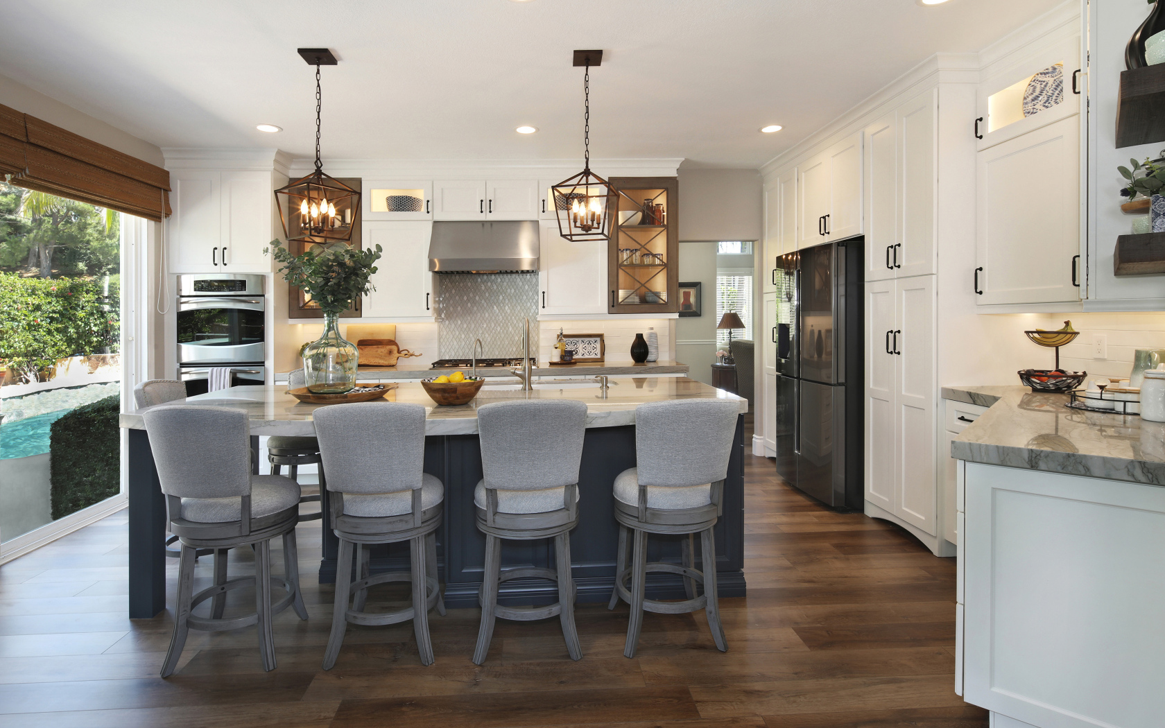 Красивая кухня с белой мебелью у окна