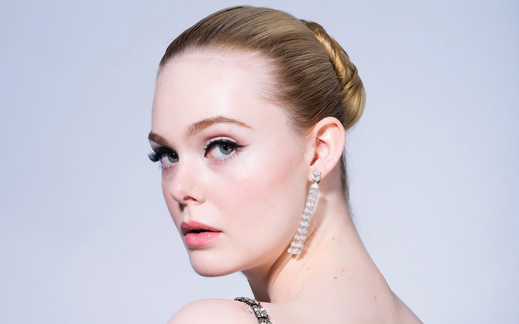 Красивая нежная девушка, актриса Эль Фаннинг на сером фоне