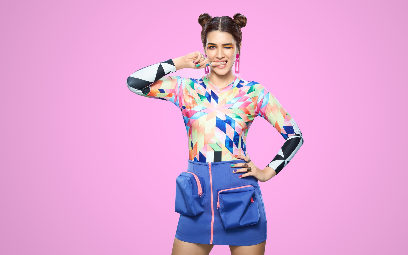 Яркая индийская актриса и модель Крити Санон на розовом фоне