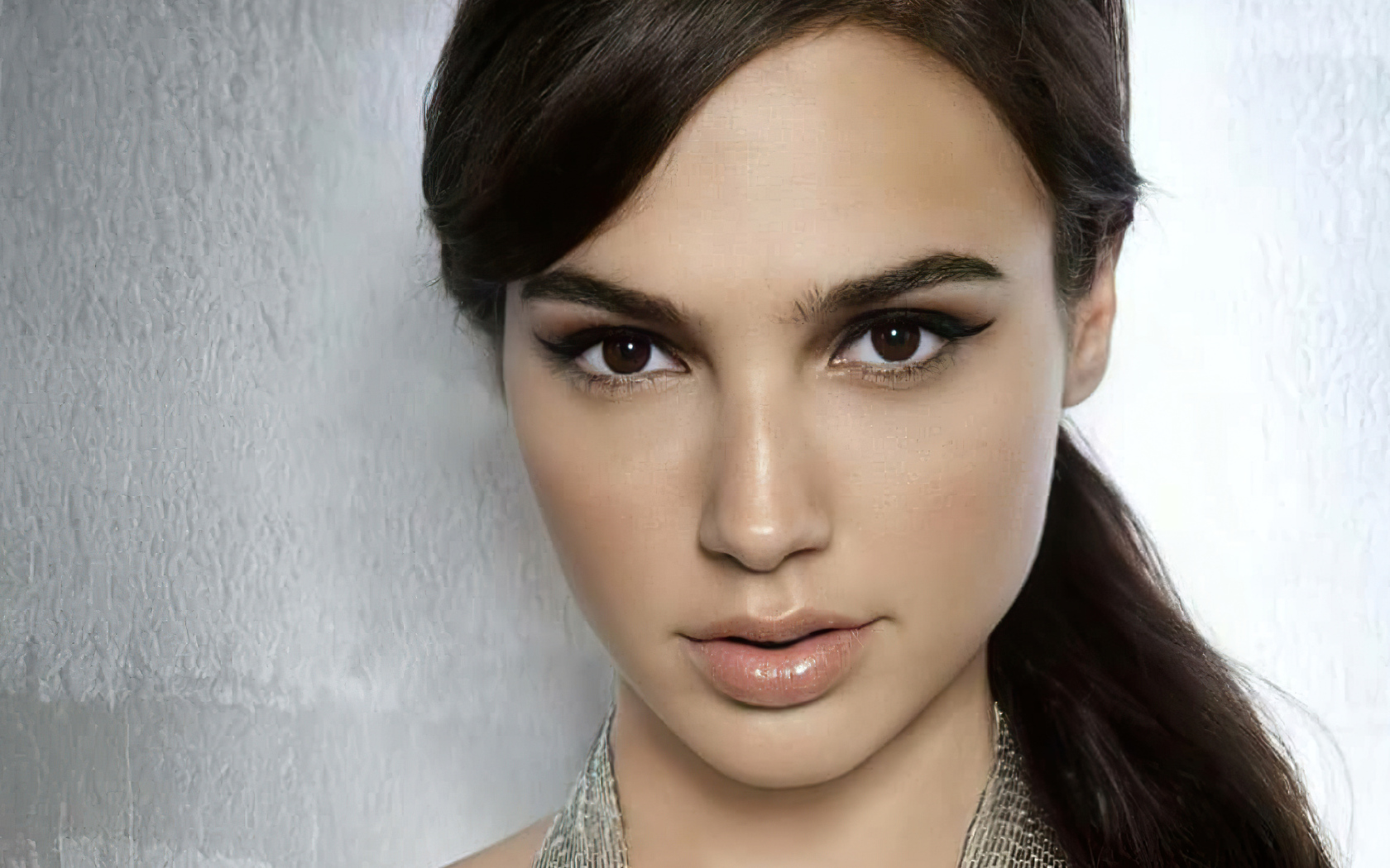 Лицо актрисы Галь Гадот крупным планом