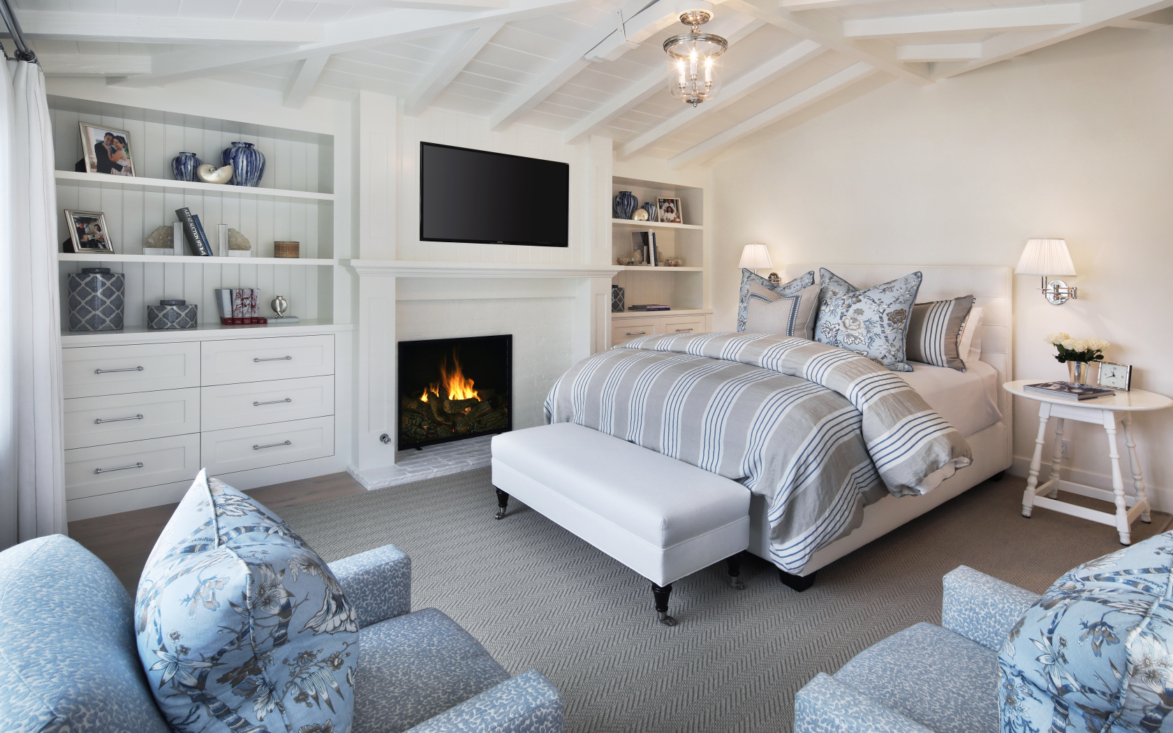 Уютная спальня с мебелью и камином