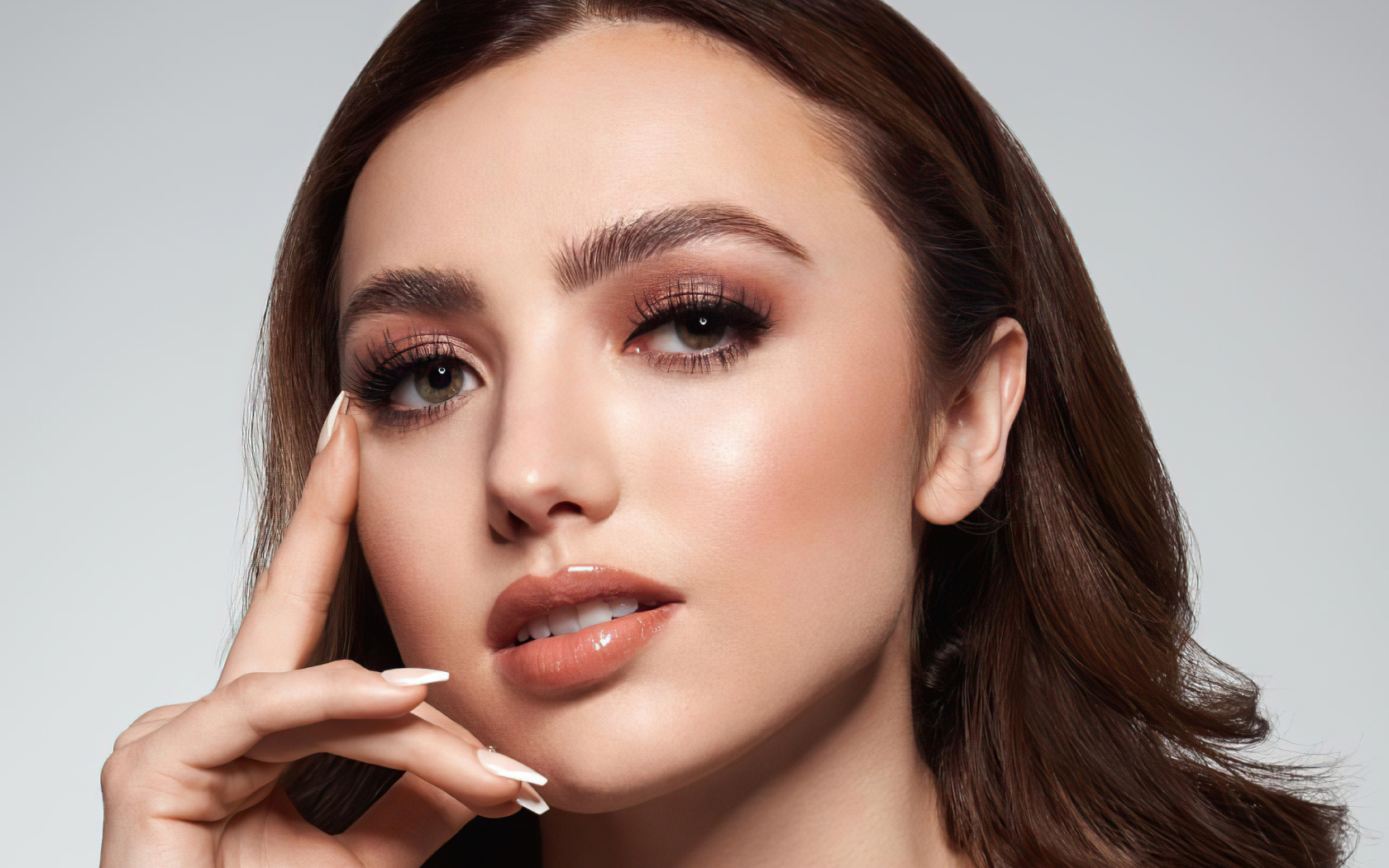 Лицо актрисы Пейтон Лист на сером фоне крупным планом