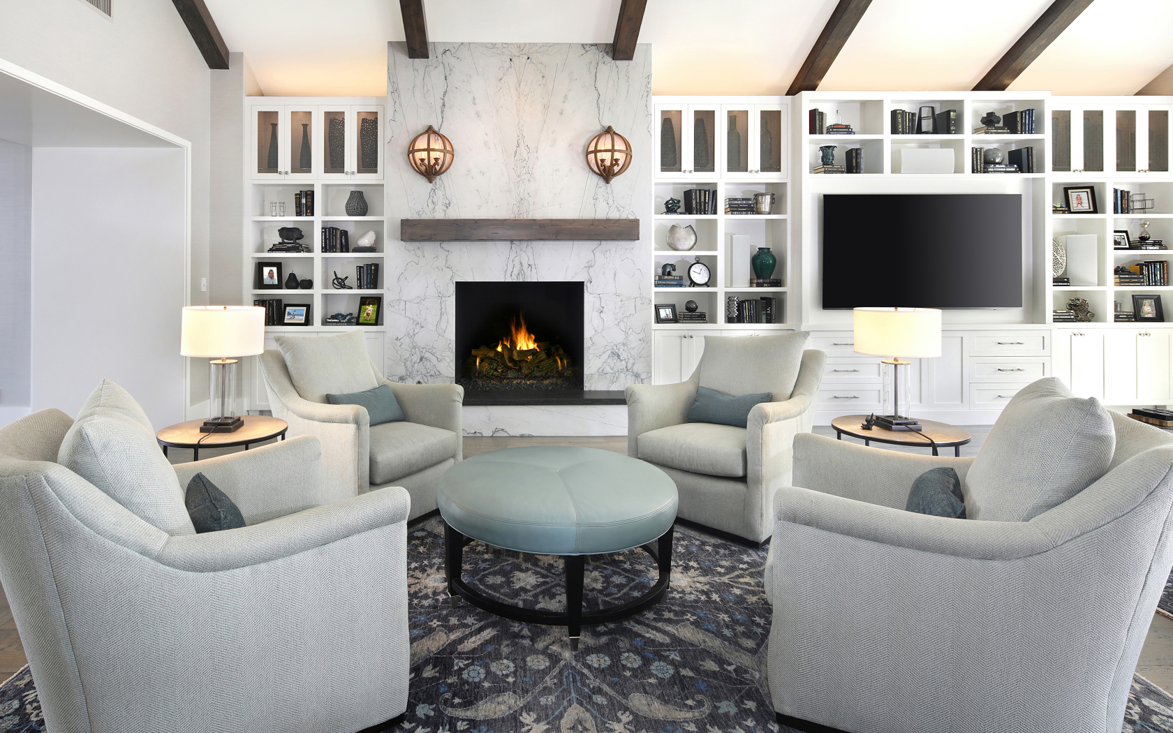 Четыре кресла стоят в гостиной комнате 