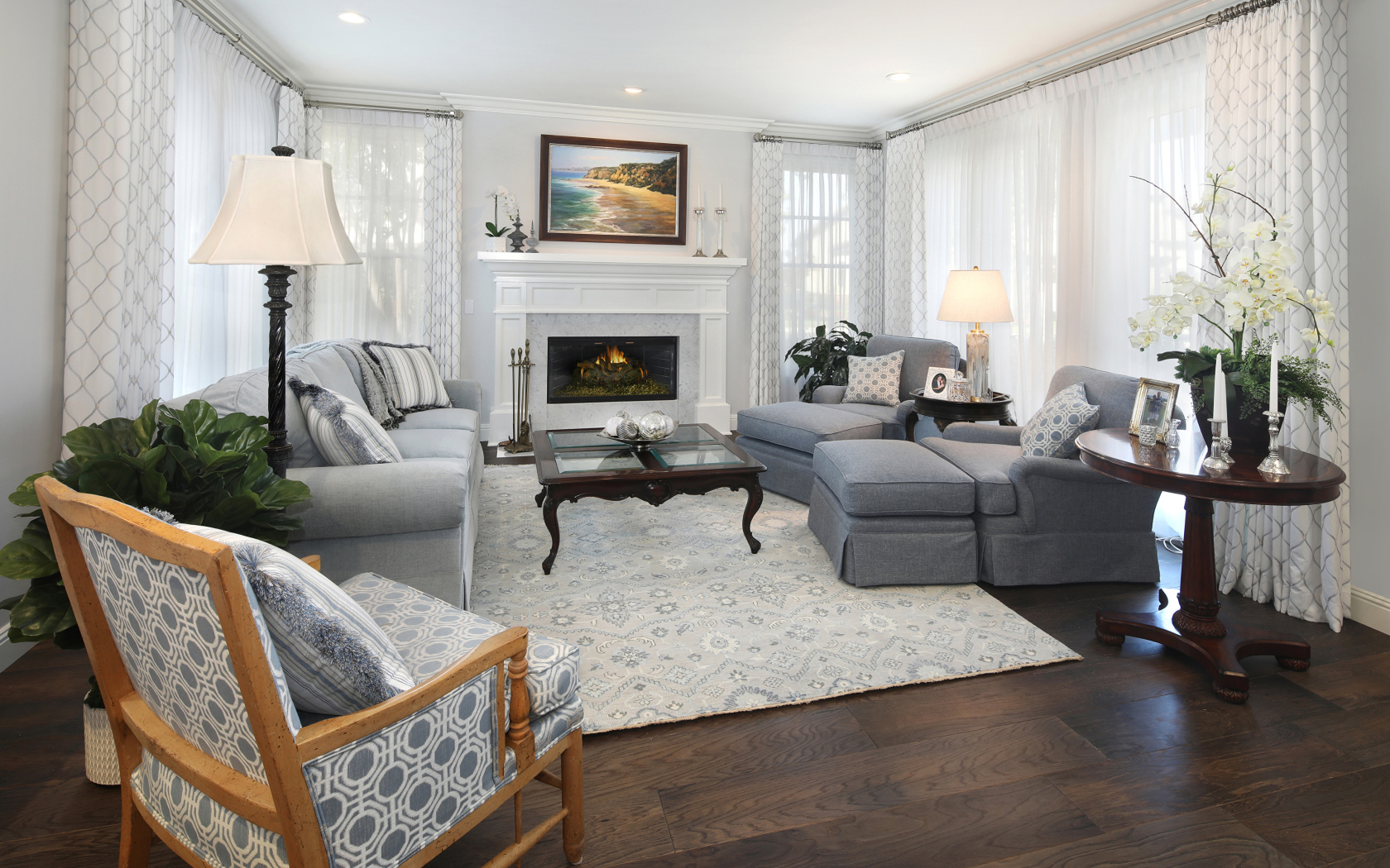 Гостиная комната с серой мебелью и камином 