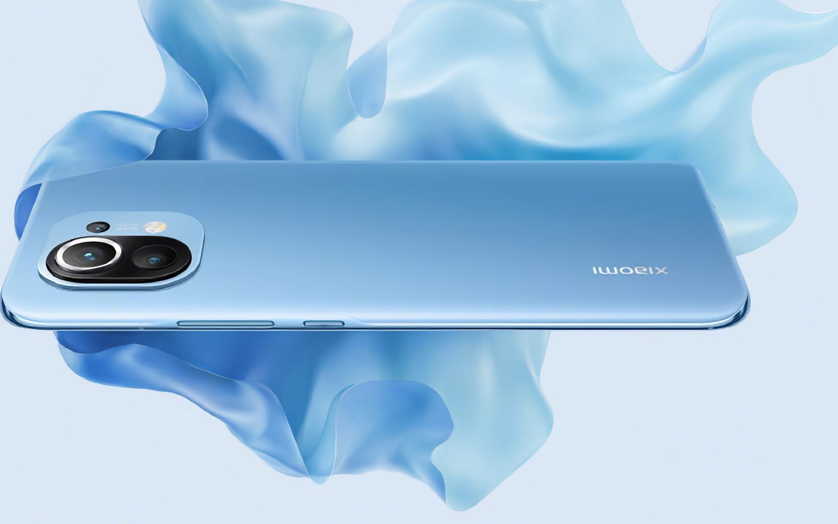 Новый смартфон Xiaomi Mi 11 на белом фоне