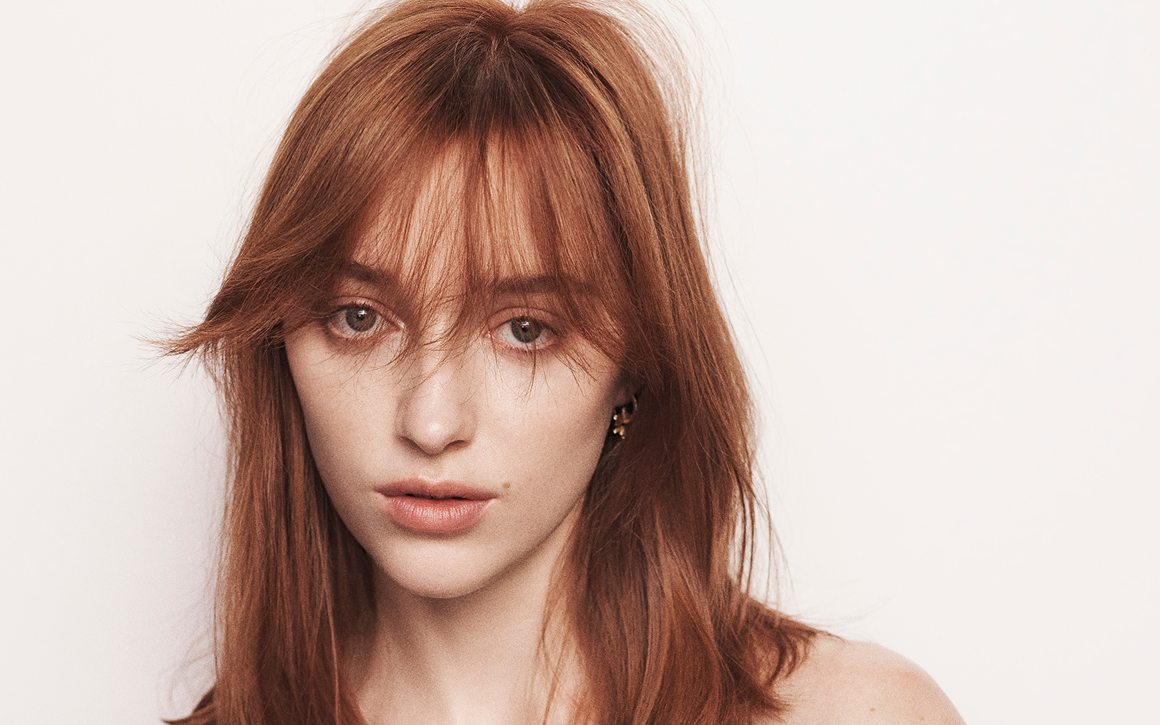 Рыжеволосая актриса Фиби Дайневор на белом фоне