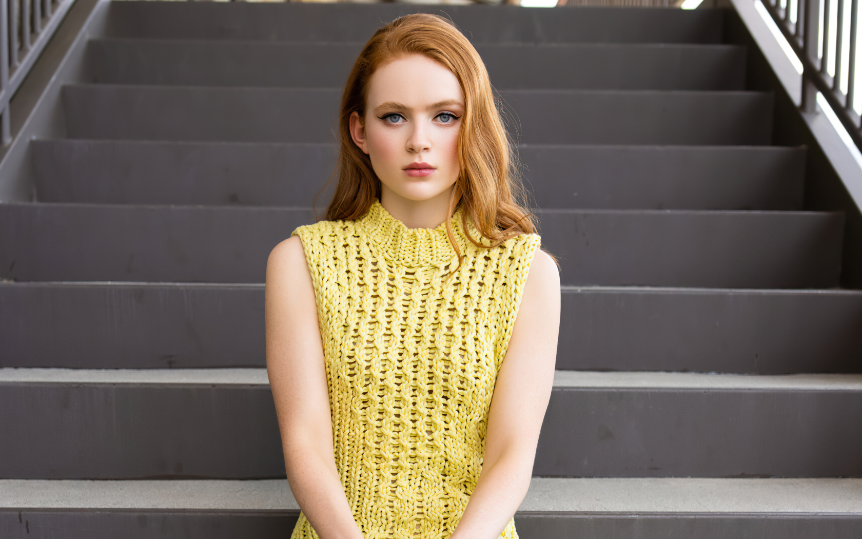 Рыжеволосая девушка актриса Сэди Синк на ступенях