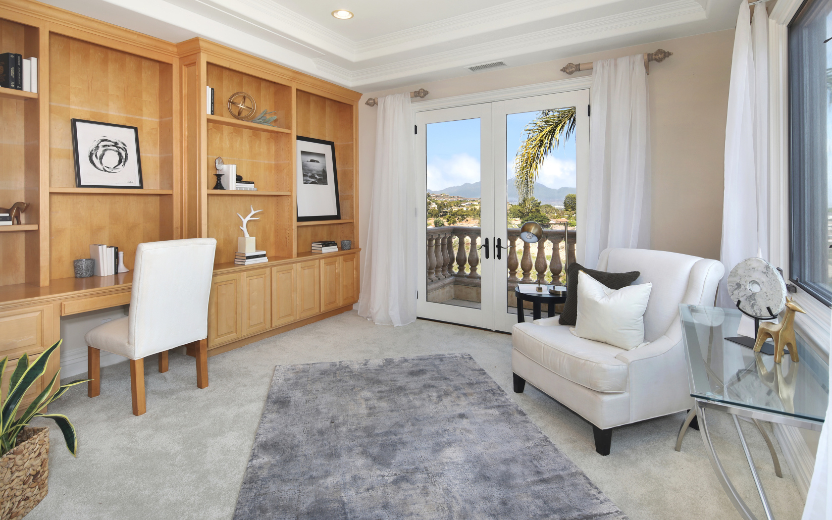 Деревянные шкафы и белые кресла в гостиной 