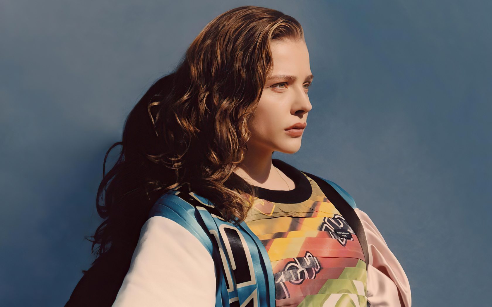 Молодая девушка актриса Хлоя Грейс Морец на сером фоне