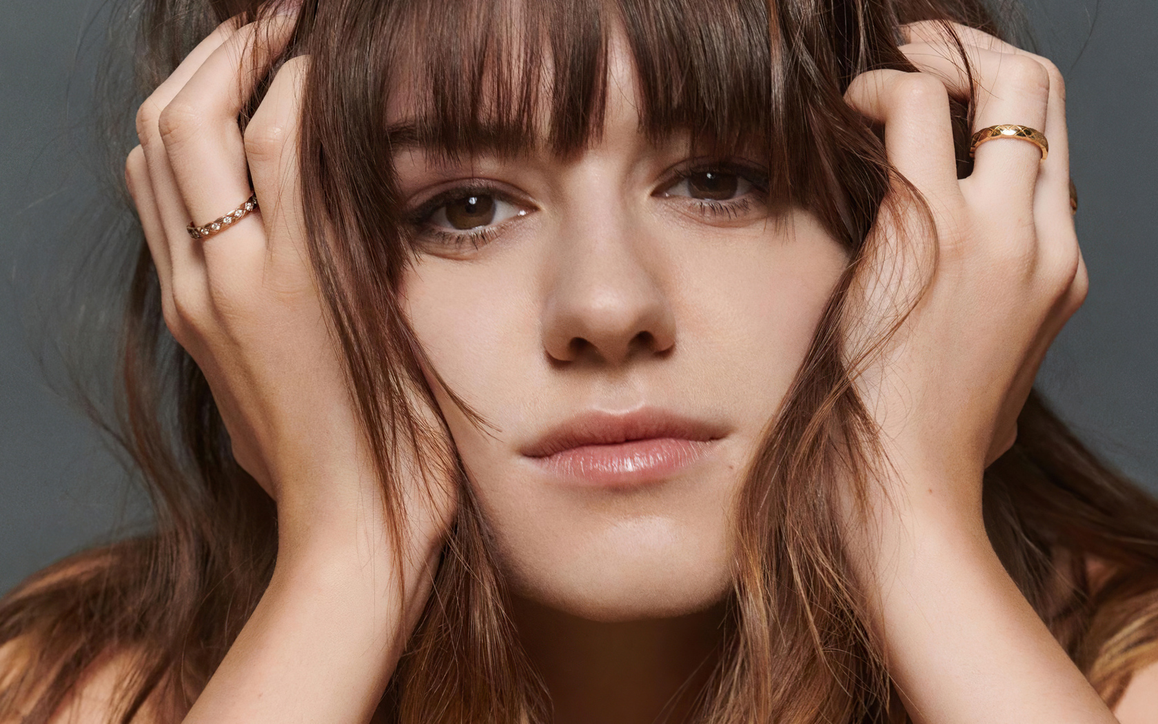 Молодая девушка актриса Дэйзи Эдгар-Джонс на сером фоне