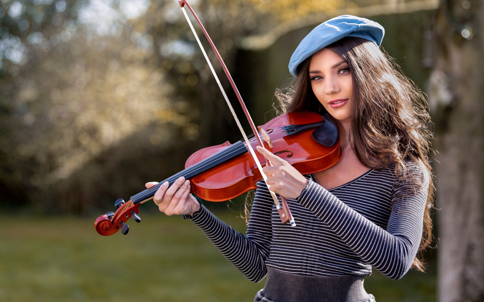 Красивая девушка со скрипкой в руках 