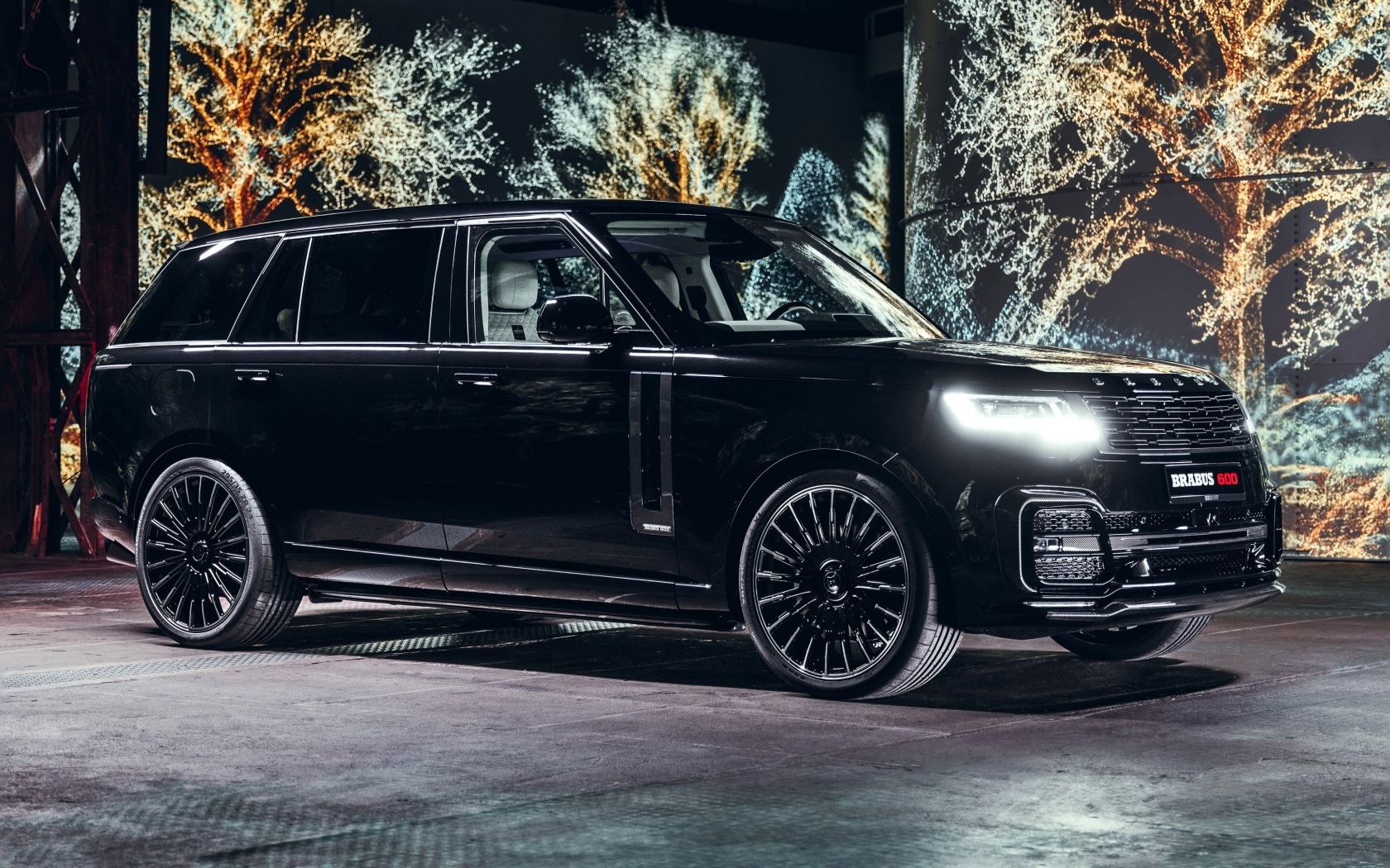 Большой черный Brabus 600 2023 года