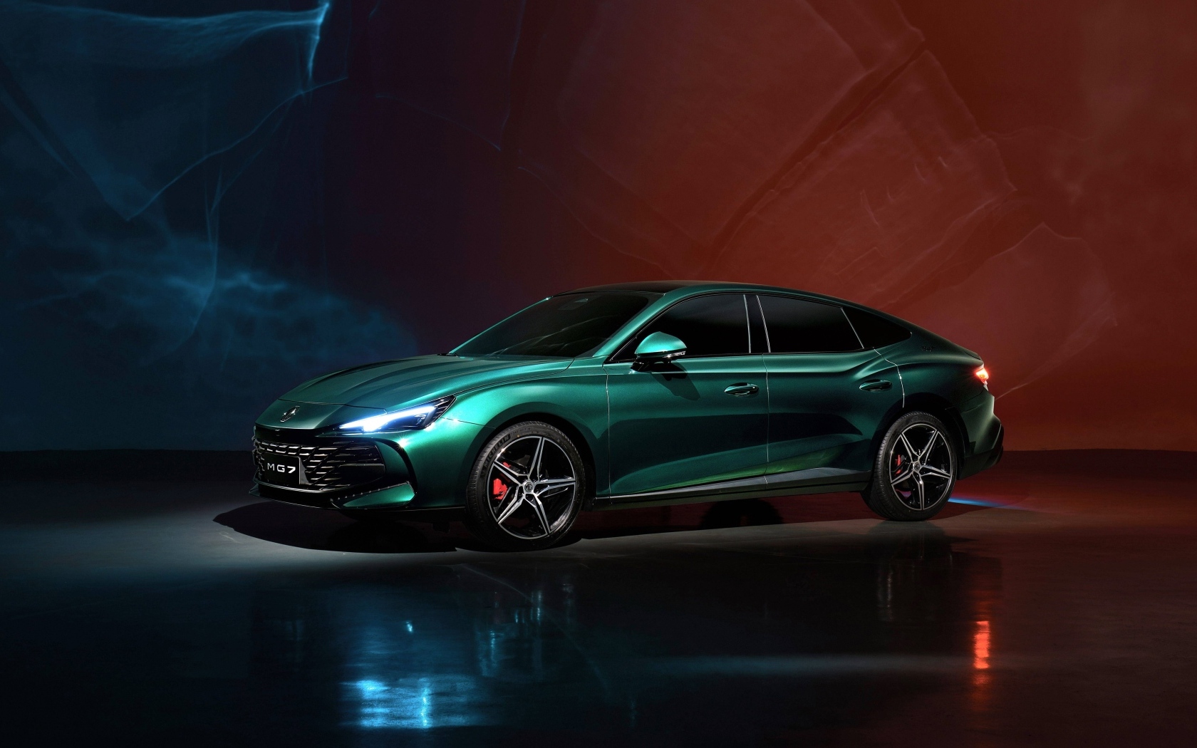 Большой зеленый автомобиль MG 7 Trophy