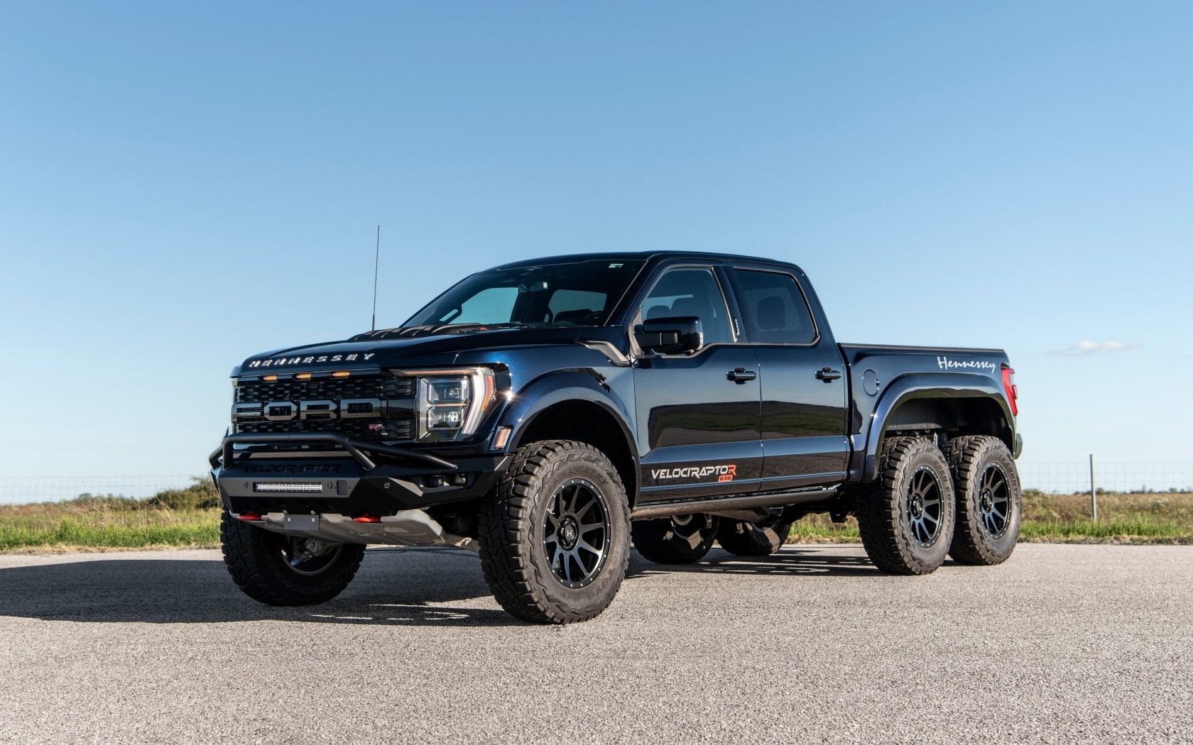 Черный джип Hennessey VelociRaptoR 6x6 2024 года