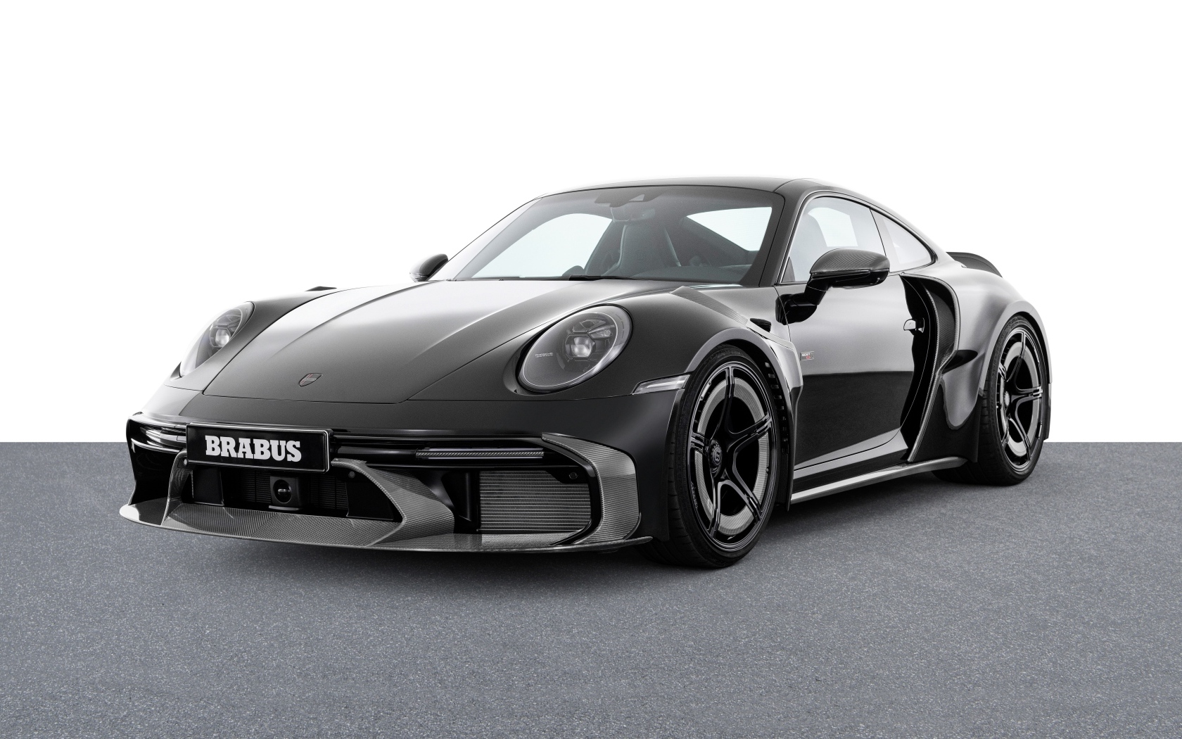 Черный автомобиль  Brabus 900 Rocket R