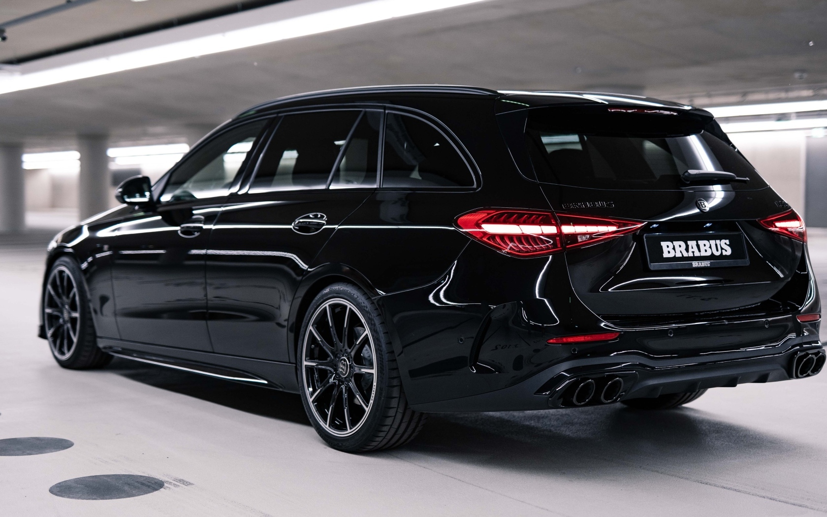 Черный Brabus D30 Estate вид сзади