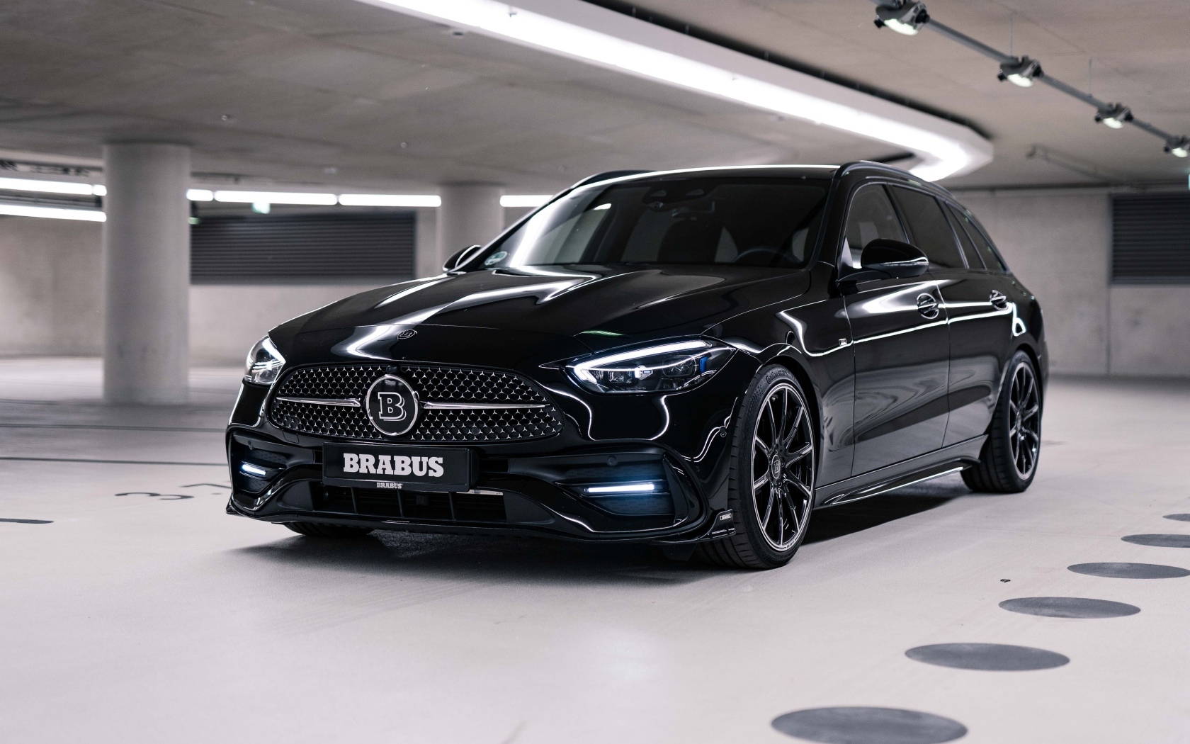 Черный стильный автомобиль  Brabus D30 Estate