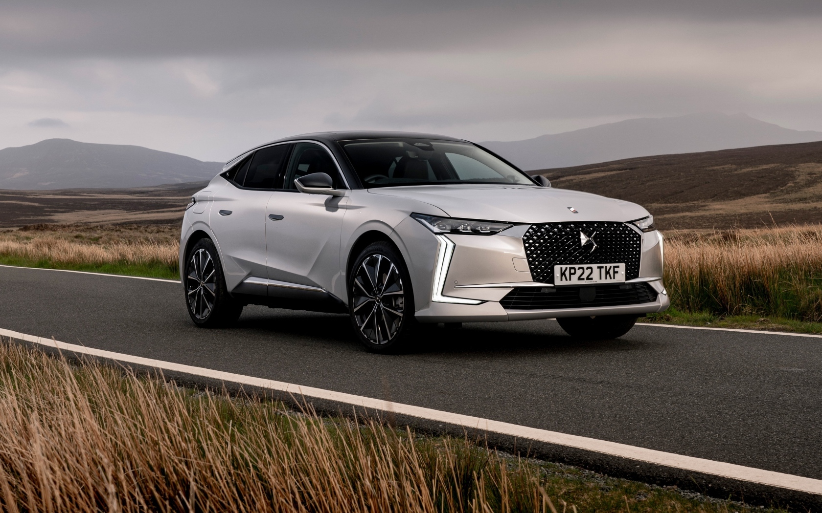 Автомобиль  DS 4 E-Tense Rivoli на дороге