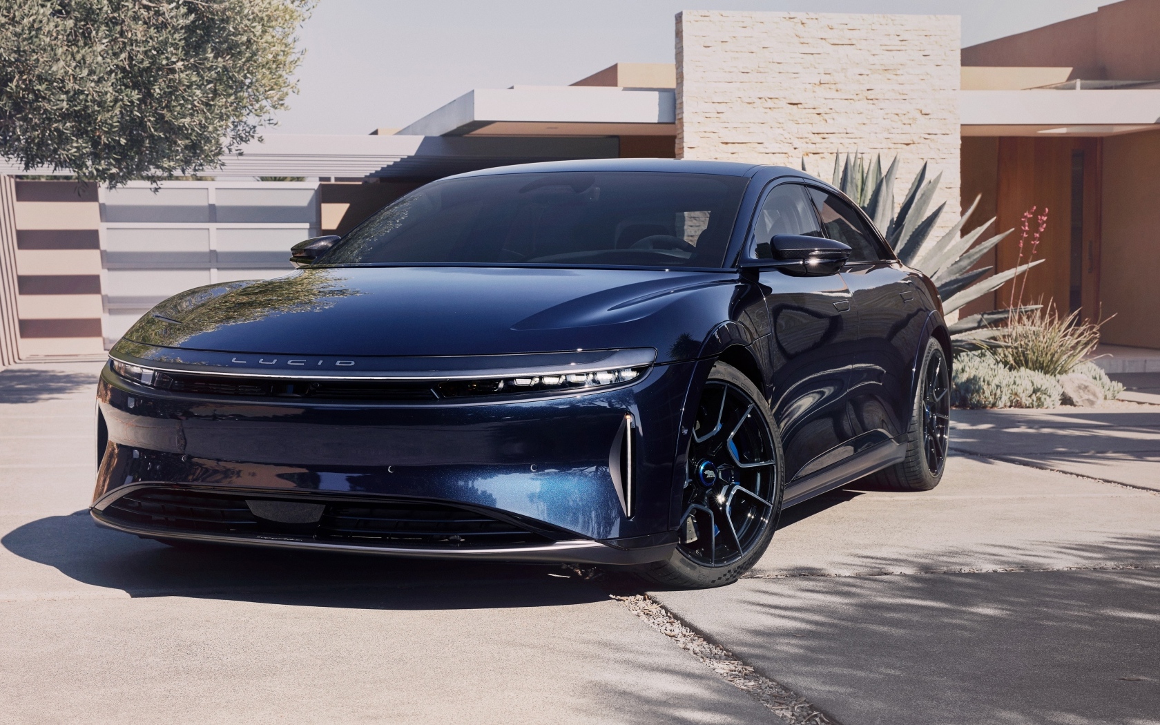Дорогой автомобиль Lucid Air Sapphire 2023 года