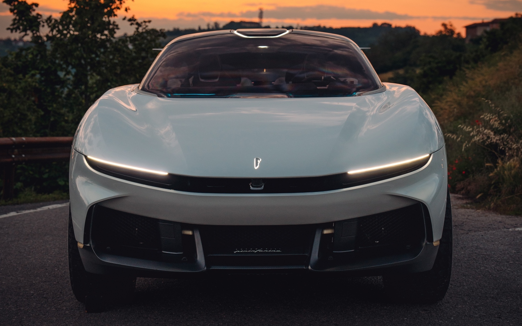 Вид спереди на автомобиль Pininfarina PURA Vision