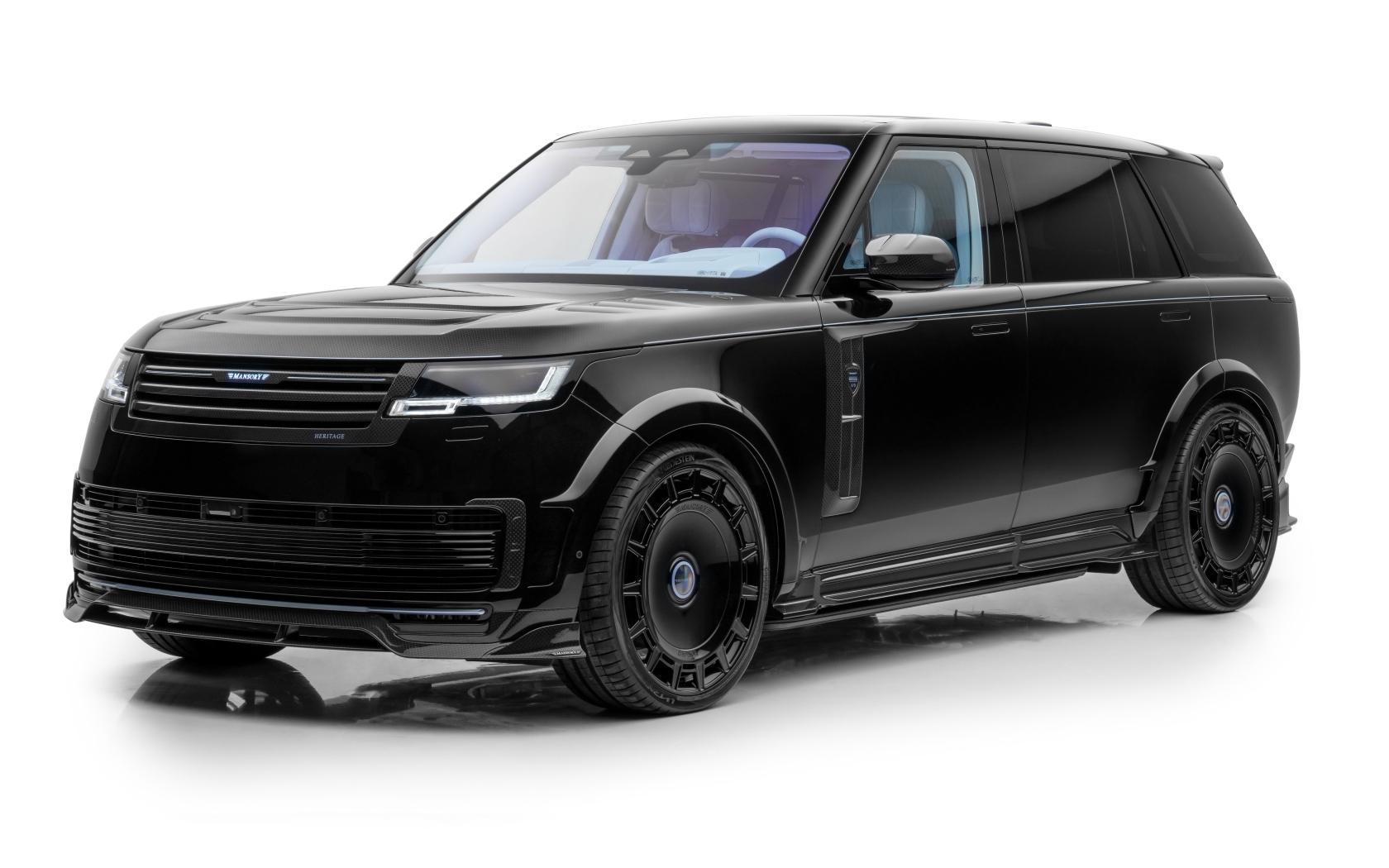 Вид спереди на черный внедорожник Mansory Range Rover SV LWB Heritage 2023 года