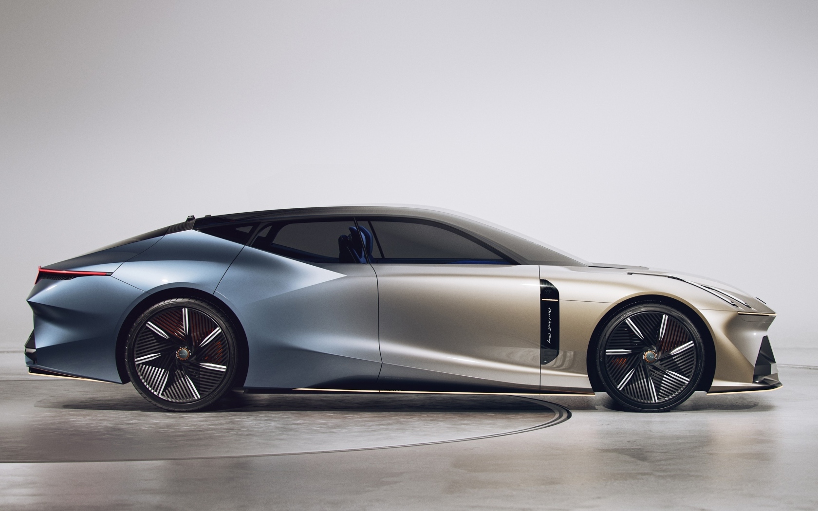 Автомобиль Lynk & Co вид сбоку