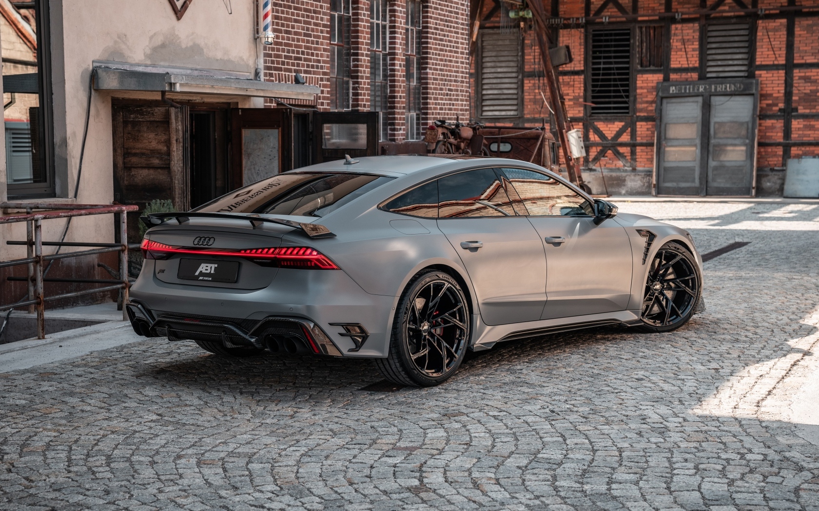 Вид сзади на автомобиль ABT RS7 Legacy Edition 2023 года