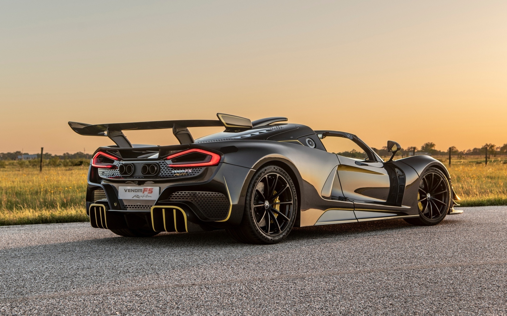 Вид сзади на спортивный автомобиль Hennessey Venom F5 Revolution Roadster 2023 года