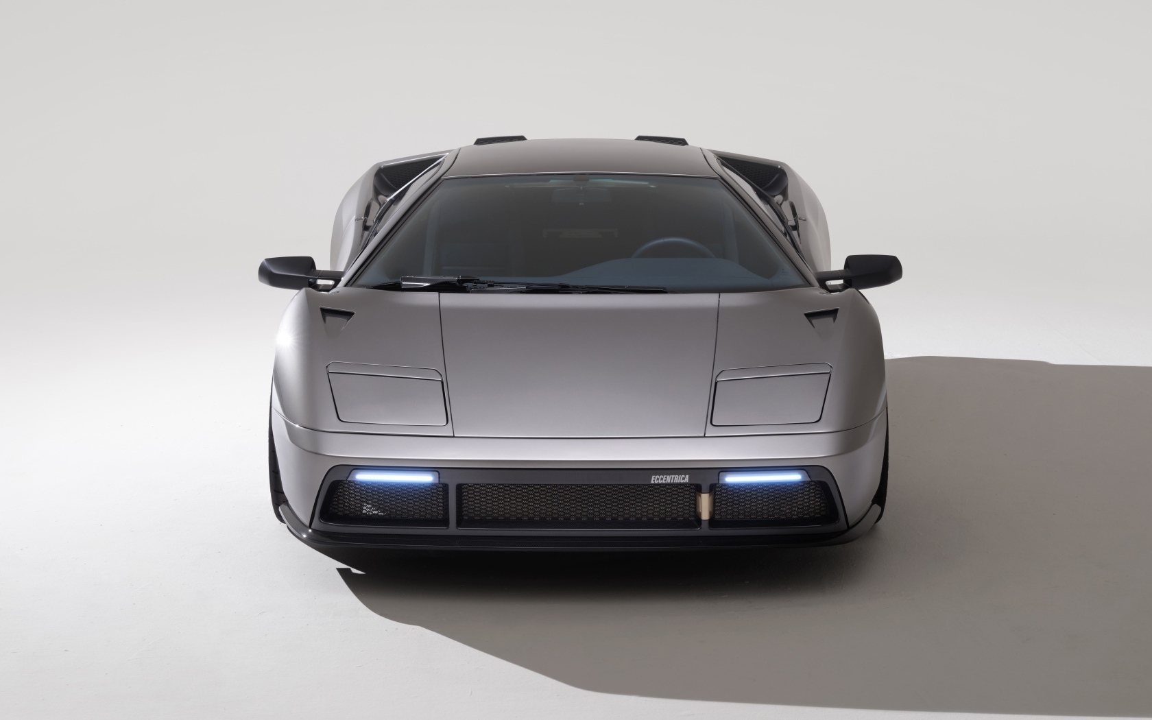 Серебристый автомобиль Eccentrica Restomod 2023 года