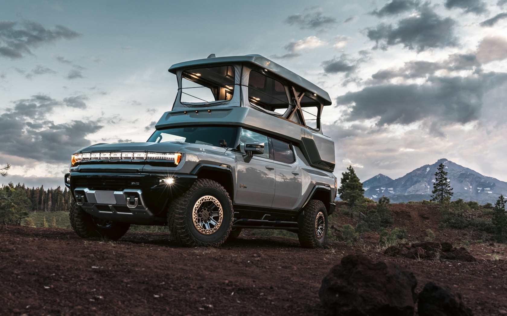 Серебристый внедорожник HUMMER EV EarthCruiser 2024 года